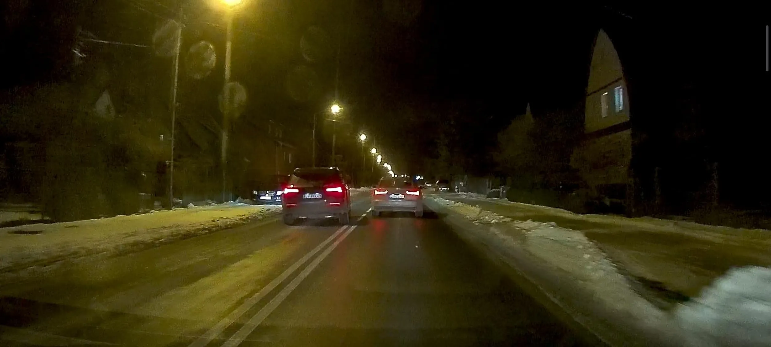 Kierowca jak to w audi myśli że jest bogiem i wyprzedza gdzie popadnie.