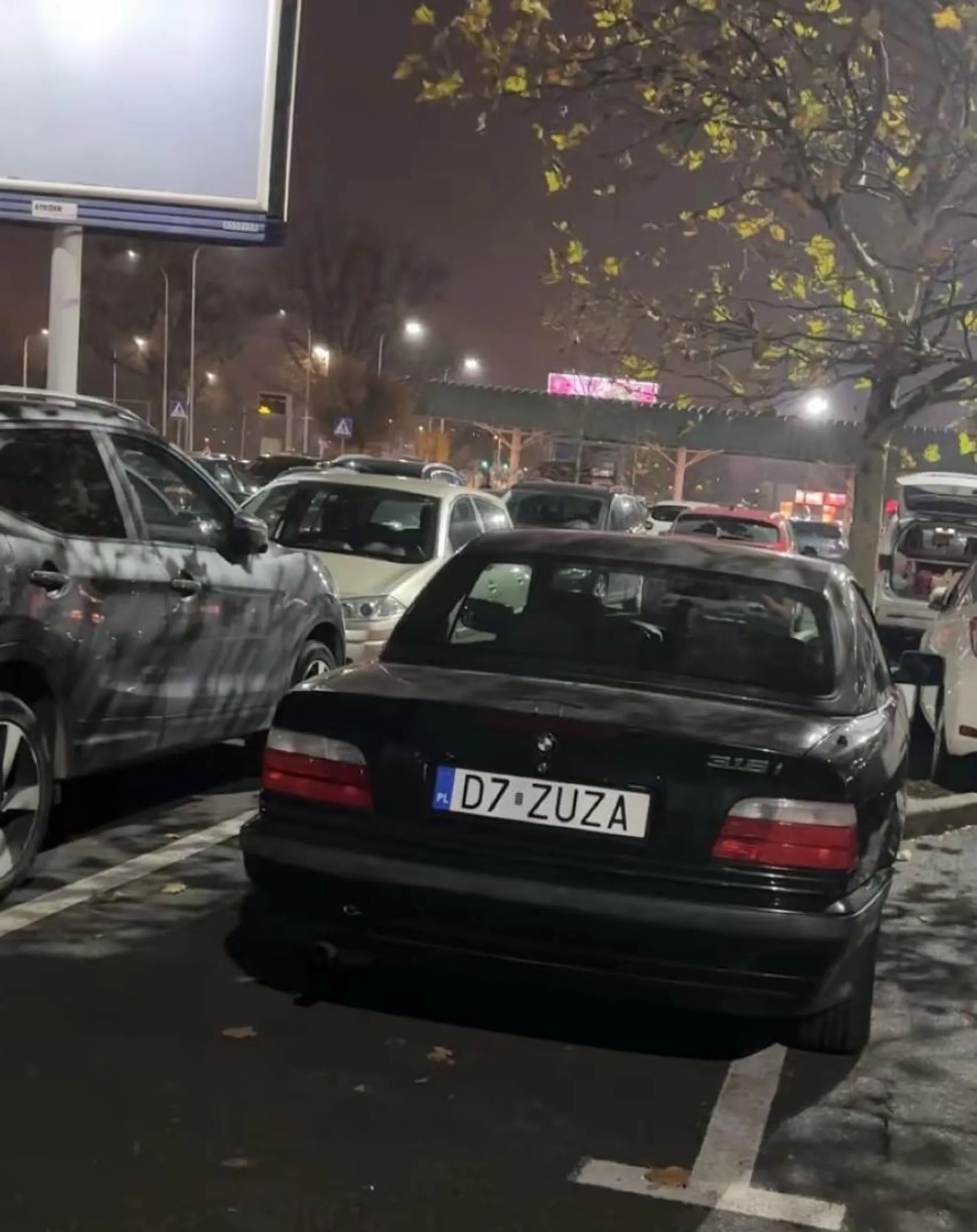 Blacha droższa od gruza, ale nie stoi na przeszkodzie parkować na dwóch miejscach