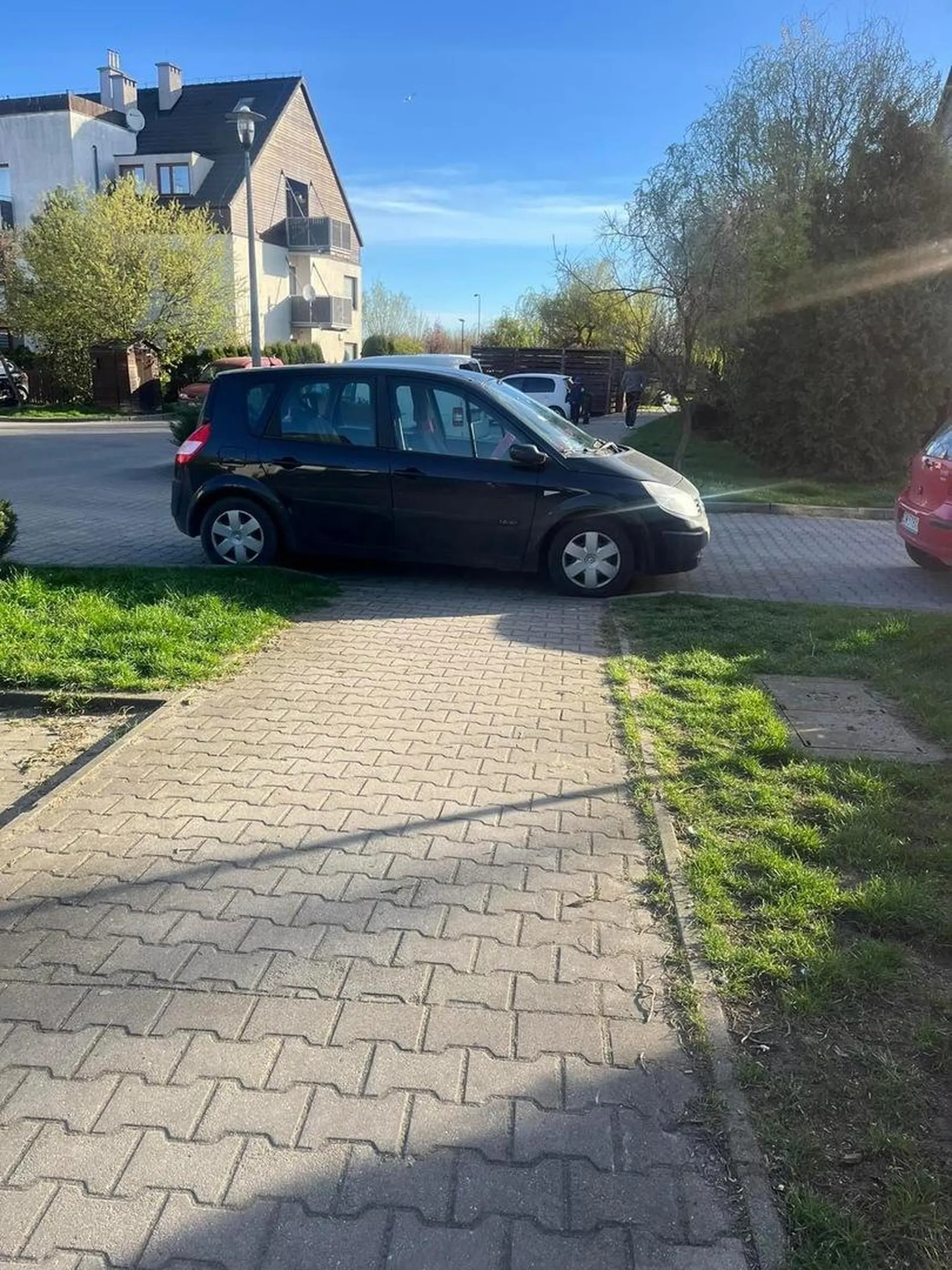 Umiejętność parkowania i myślenia pozostawia wiele do życzenia… ?centralnie przed przejściem dla pieszych