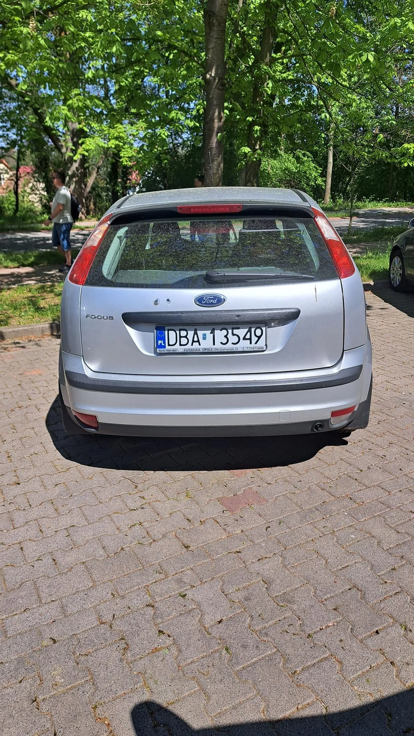 Jak kutas parkuje na dwóch miejscach przy pełnym parkingu