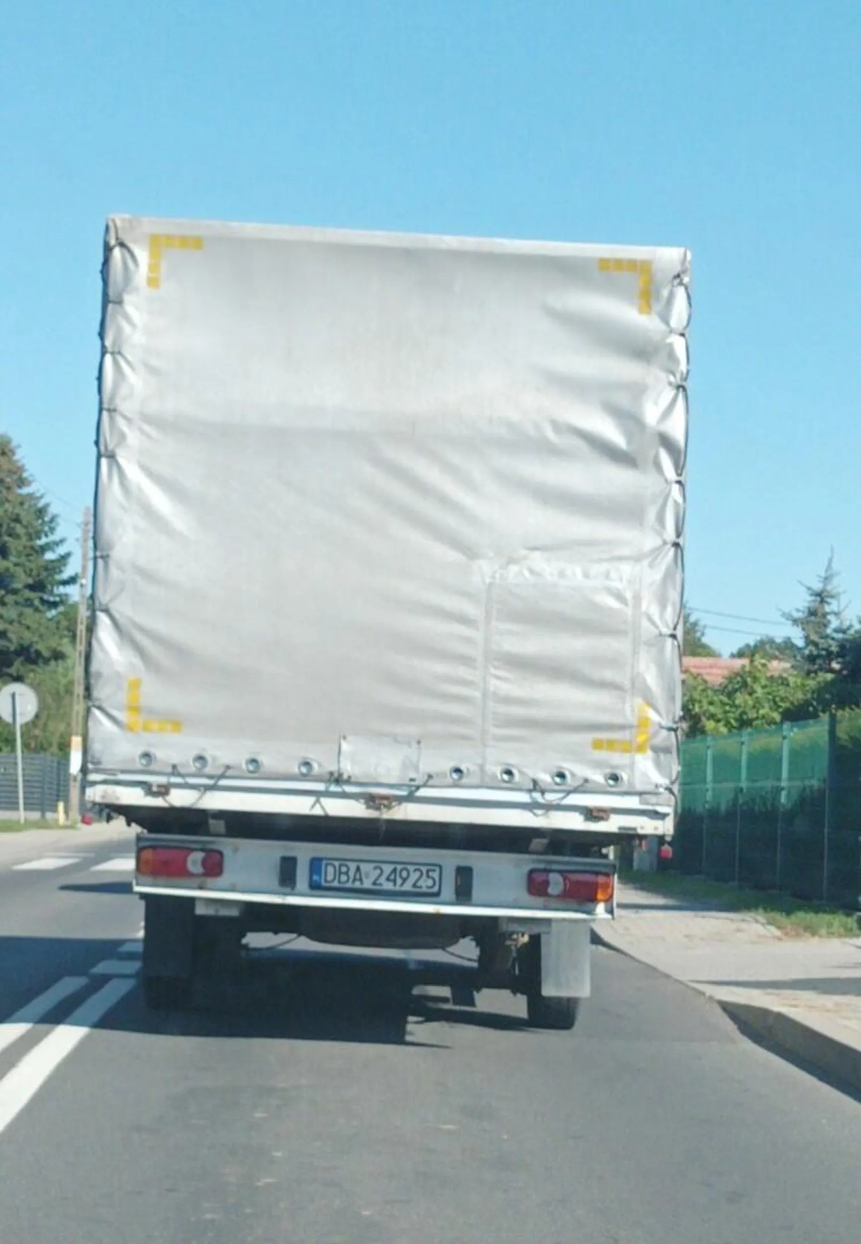 180-konne ducato. 145km/h i jedzie tak blisko, że światła widać w obydwu lusterkach. Czyli tak ze 2, może 3 metry. Na prawym zakręcie pod górkę i podwójnej ciągłej wyprzedza sznur aut jadących spokojnie 100km/h. W zabudowanym na wariata wyprzedza jadących 70-80. Gdybym zahamował przed przejściem dla pieszych, to bym potrącił pieszego JEGO energią kinetyczną.