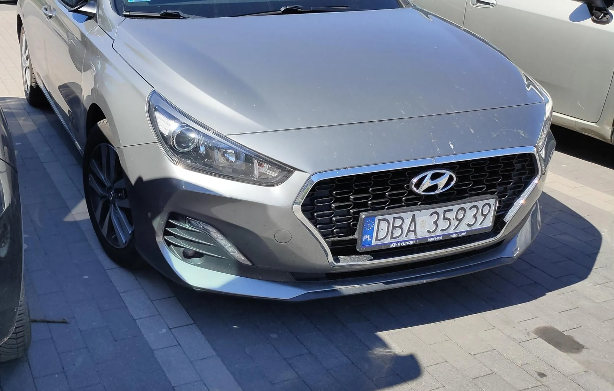 Gość o malutkim móżdżku zaparkował poza wyznaczonymi liniami i podnosi wycieraczki samochodom, które stanęły obok poprawnie.