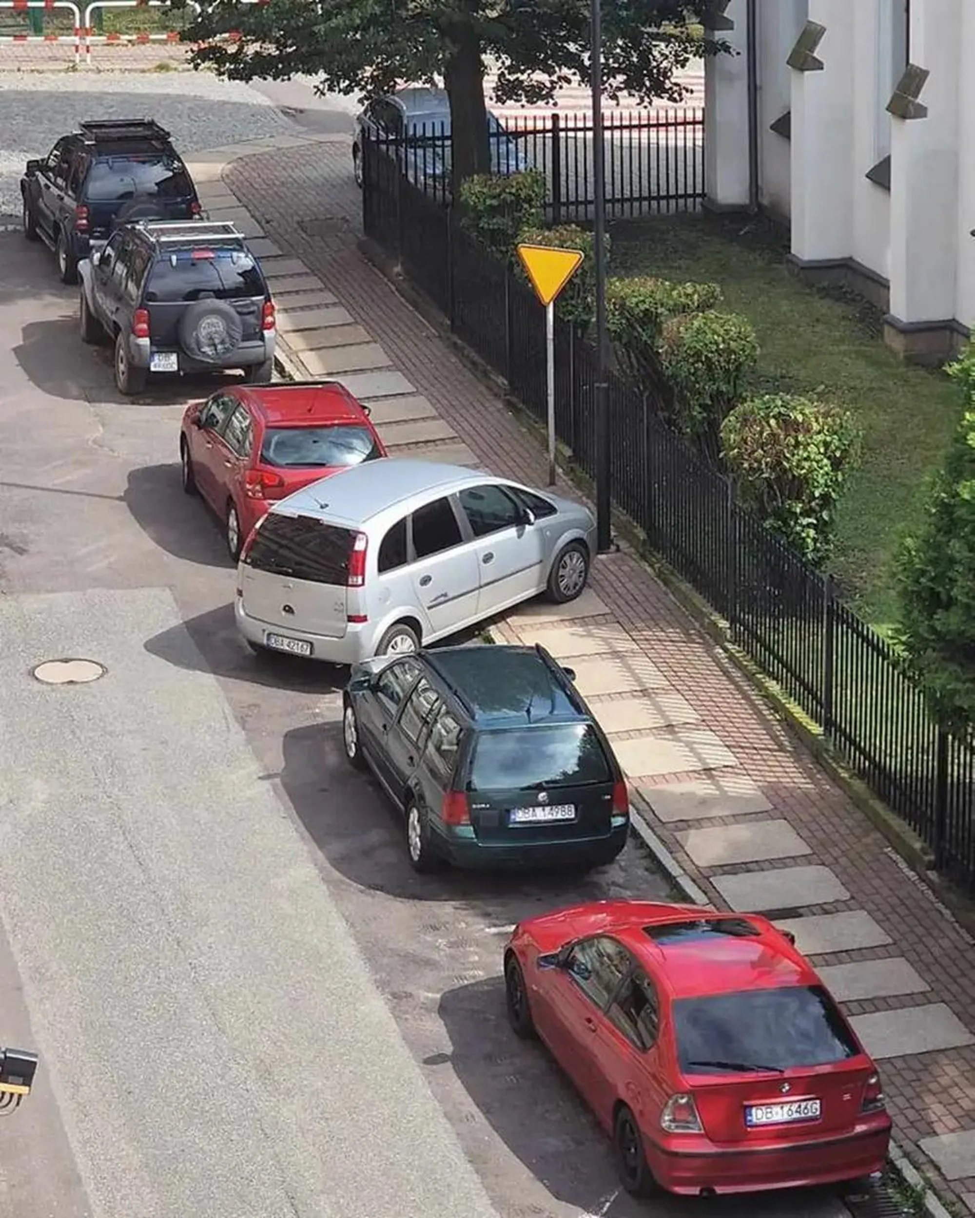 Ma szczescie, ze akurat nie szedlem tamtedy. Mialby slady moich butow wbite w masce. Bezczelny typ i pewnie ciota.