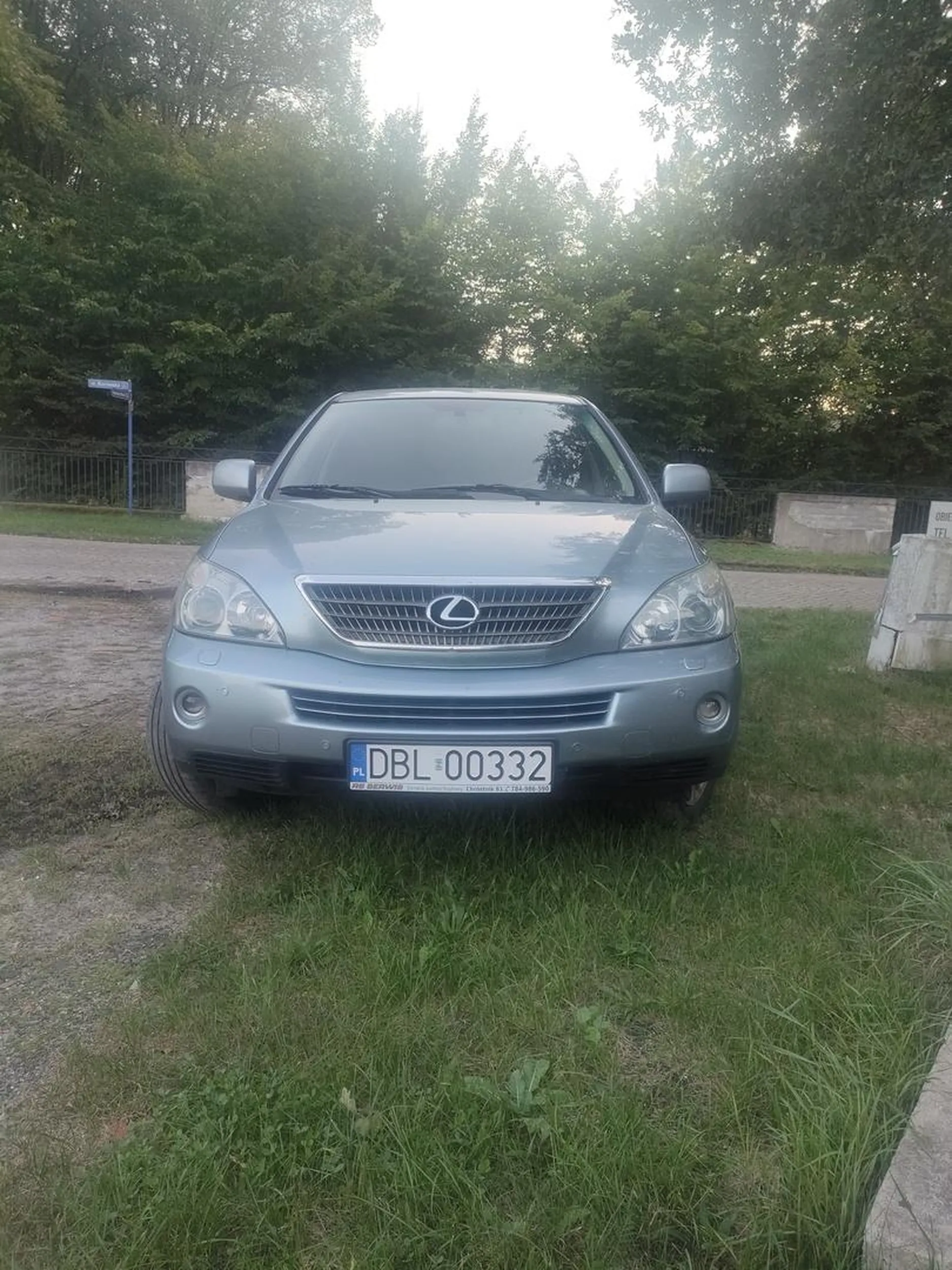 Najpierw byś się zapytał czy możesz parkować na prywatnym terenie