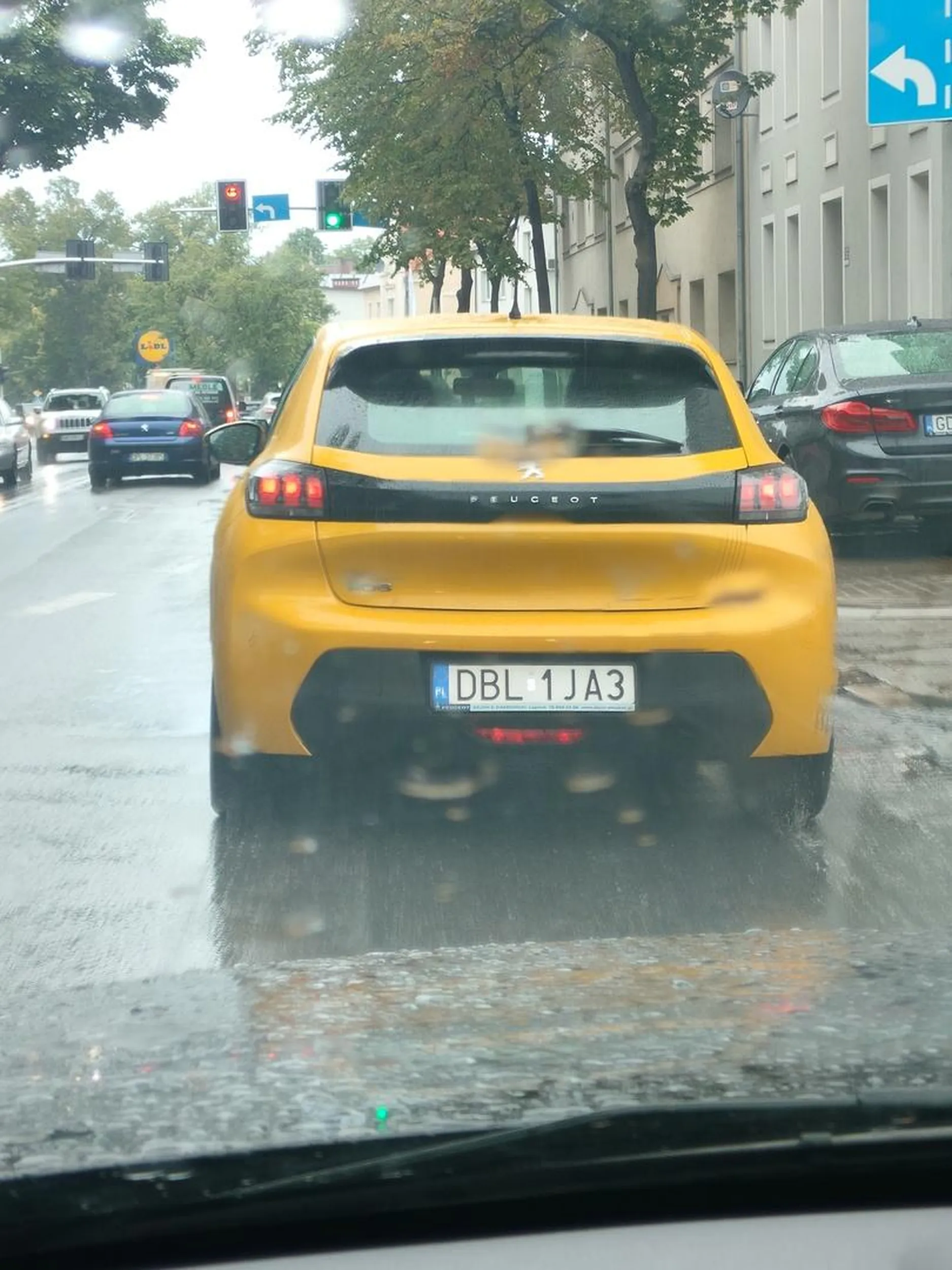 Kompletny brak odpowiedzialności. Deszcz ...Wyjazd z podporządkowanej przed maską i hamowanie do zera bo przejście. Jak widać było że pani chce przejść to trzeba było nie wyjeżdżać .....