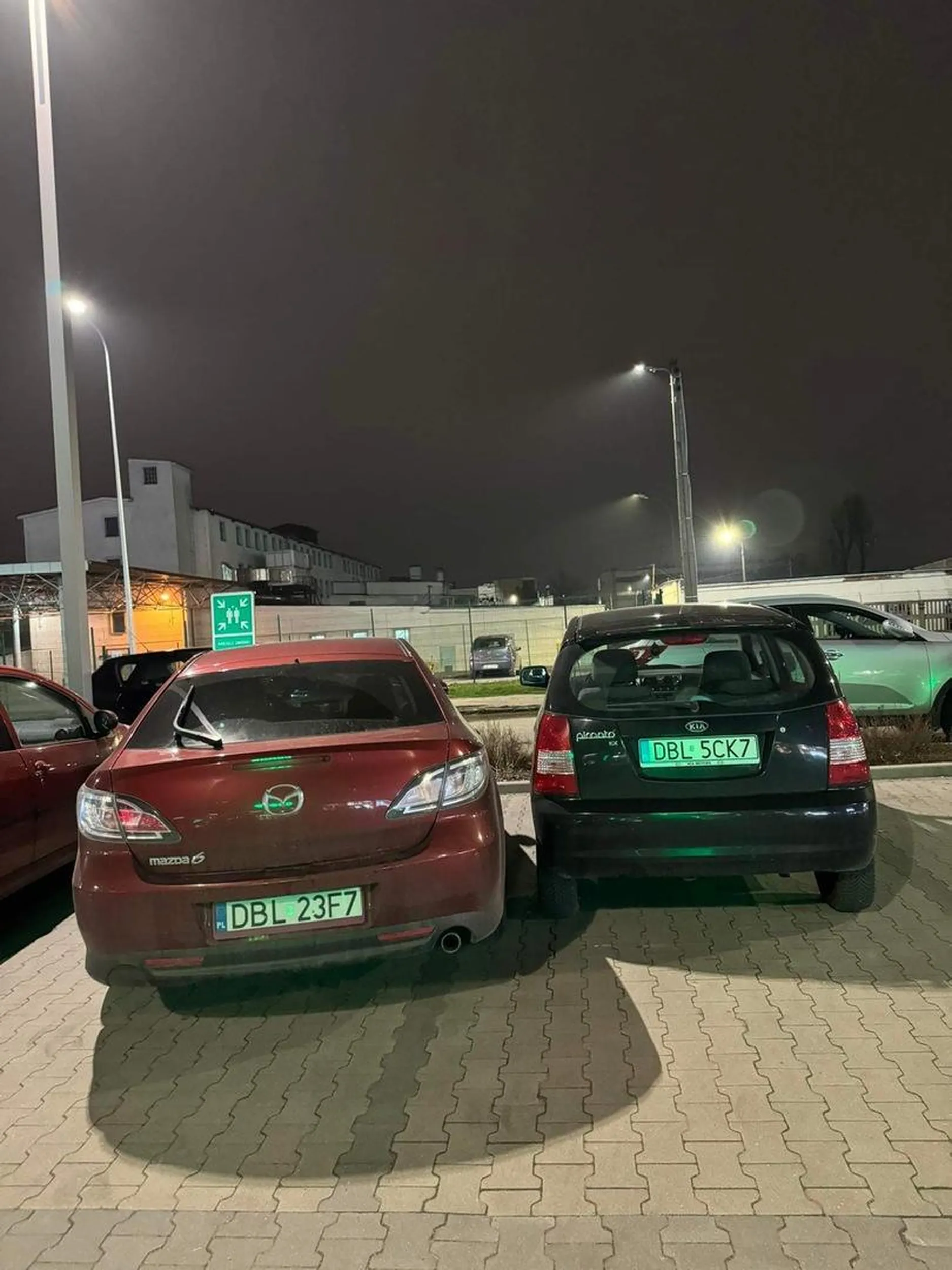 Pani ma problem z zaparkowaniem poprawnie pojazdu