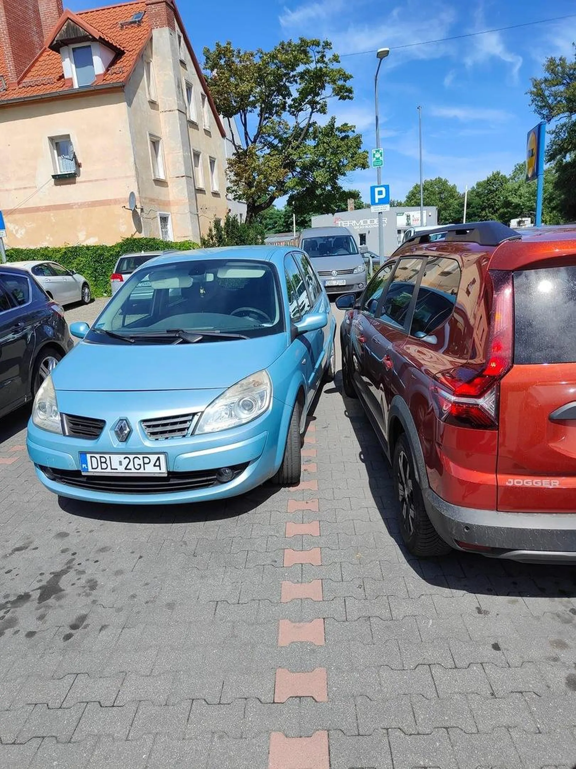 mistrz parkowania, ciekawe jak wyszedł z auta