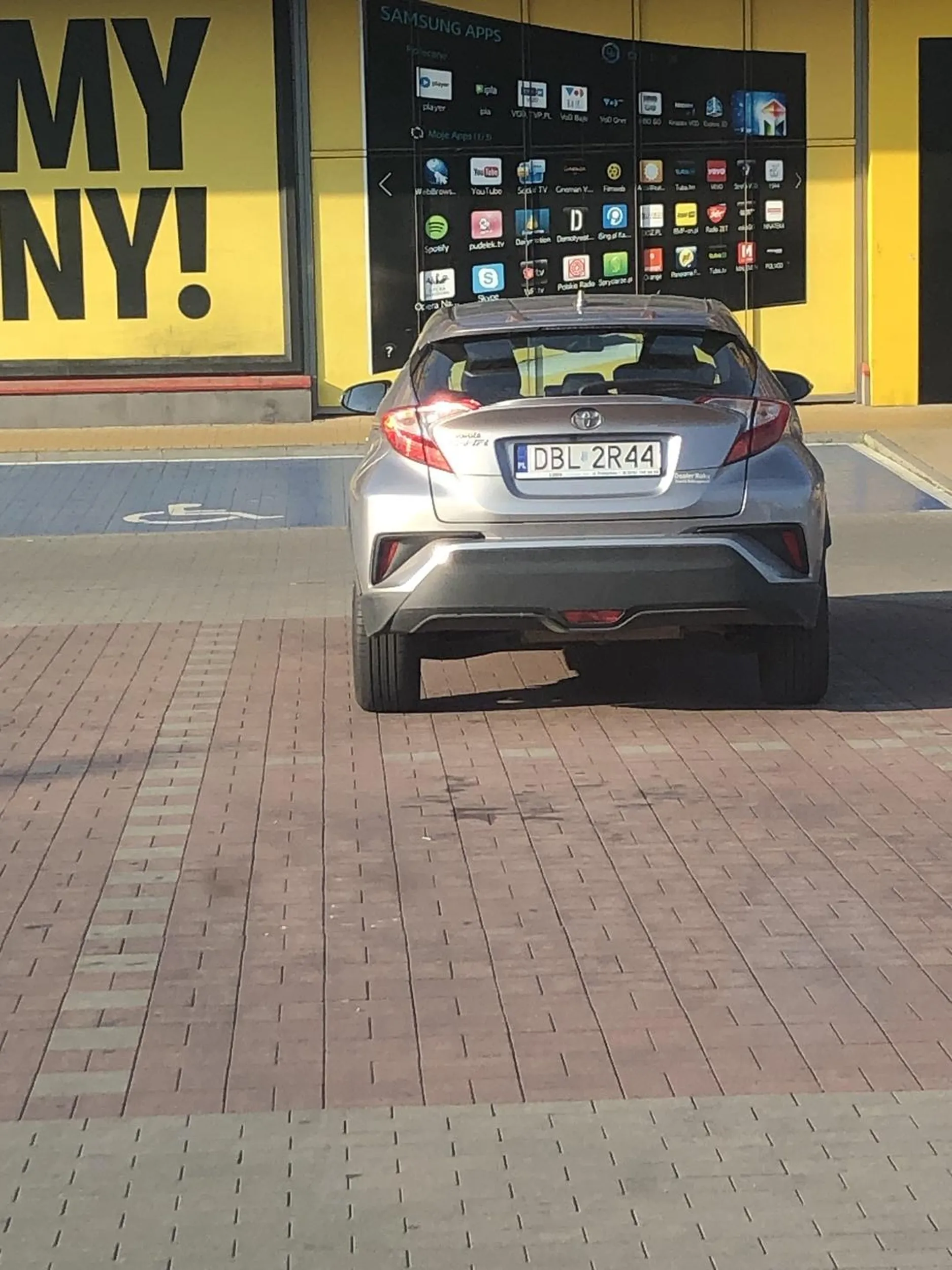 Ma cały parking a dalej krzywo parkuje, blondynka