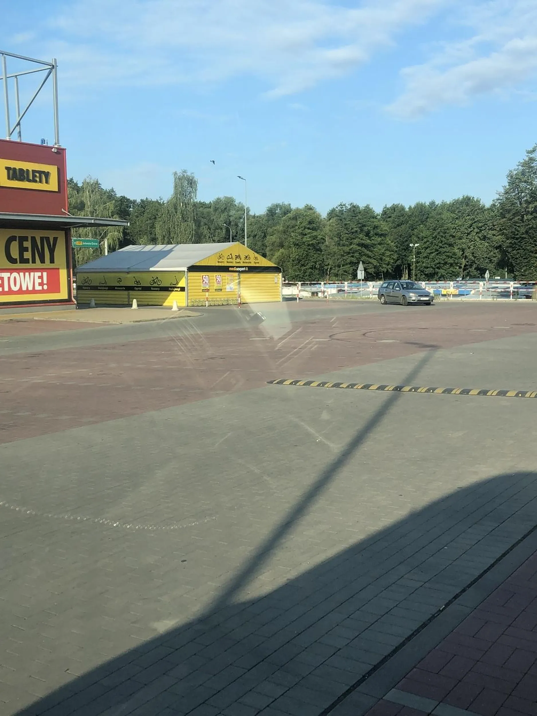 Ma cały parking a dalej krzywo parkuje, blondynka