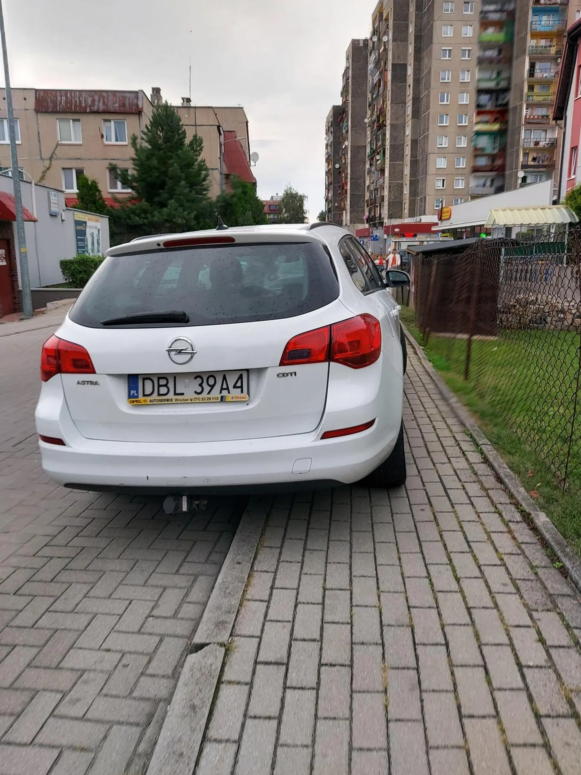 Nie pozdrawiam myślącego inaczej - jak można zostawić 10cm miejsca na chodniku i uważać, że to jest w porządku?