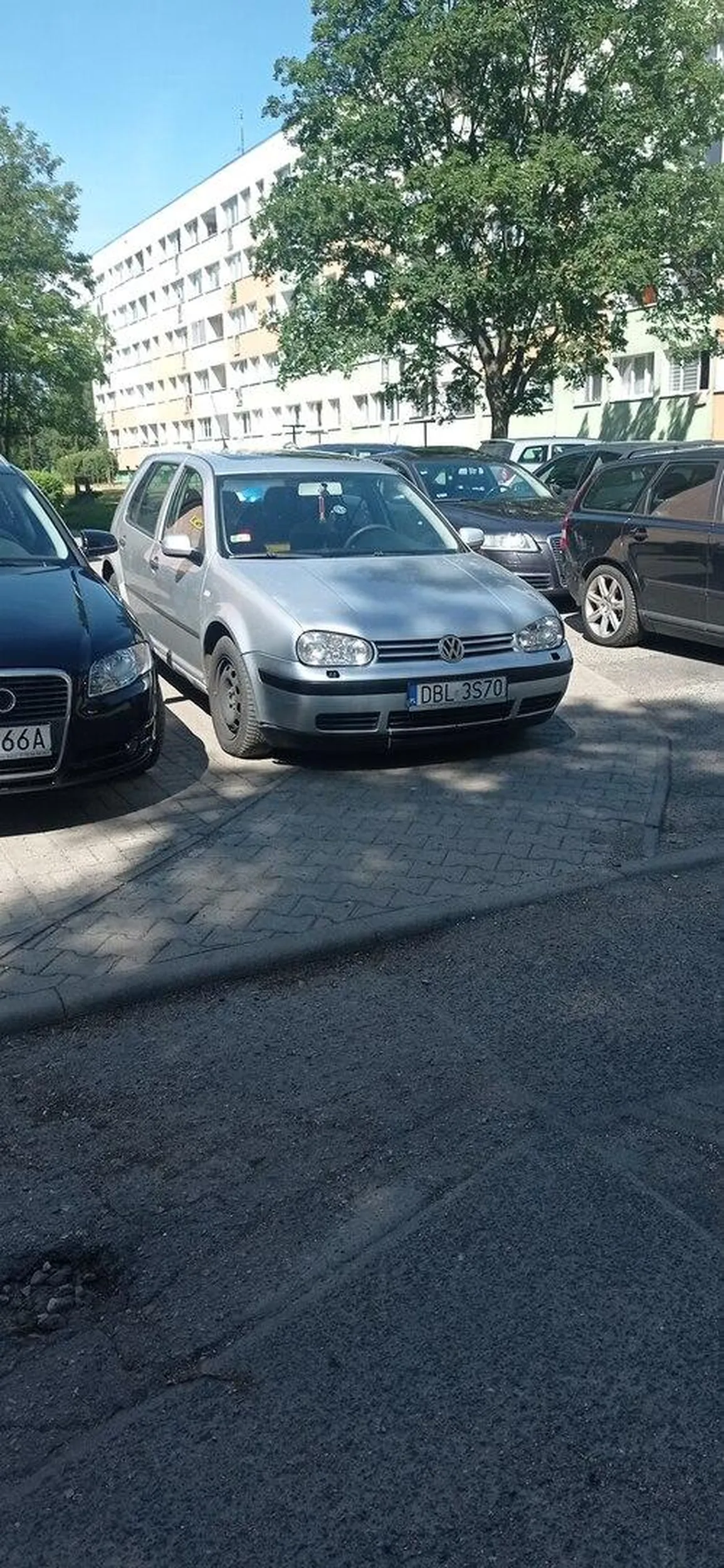 Gość notorycznie blokuje wyjazd z parkingów