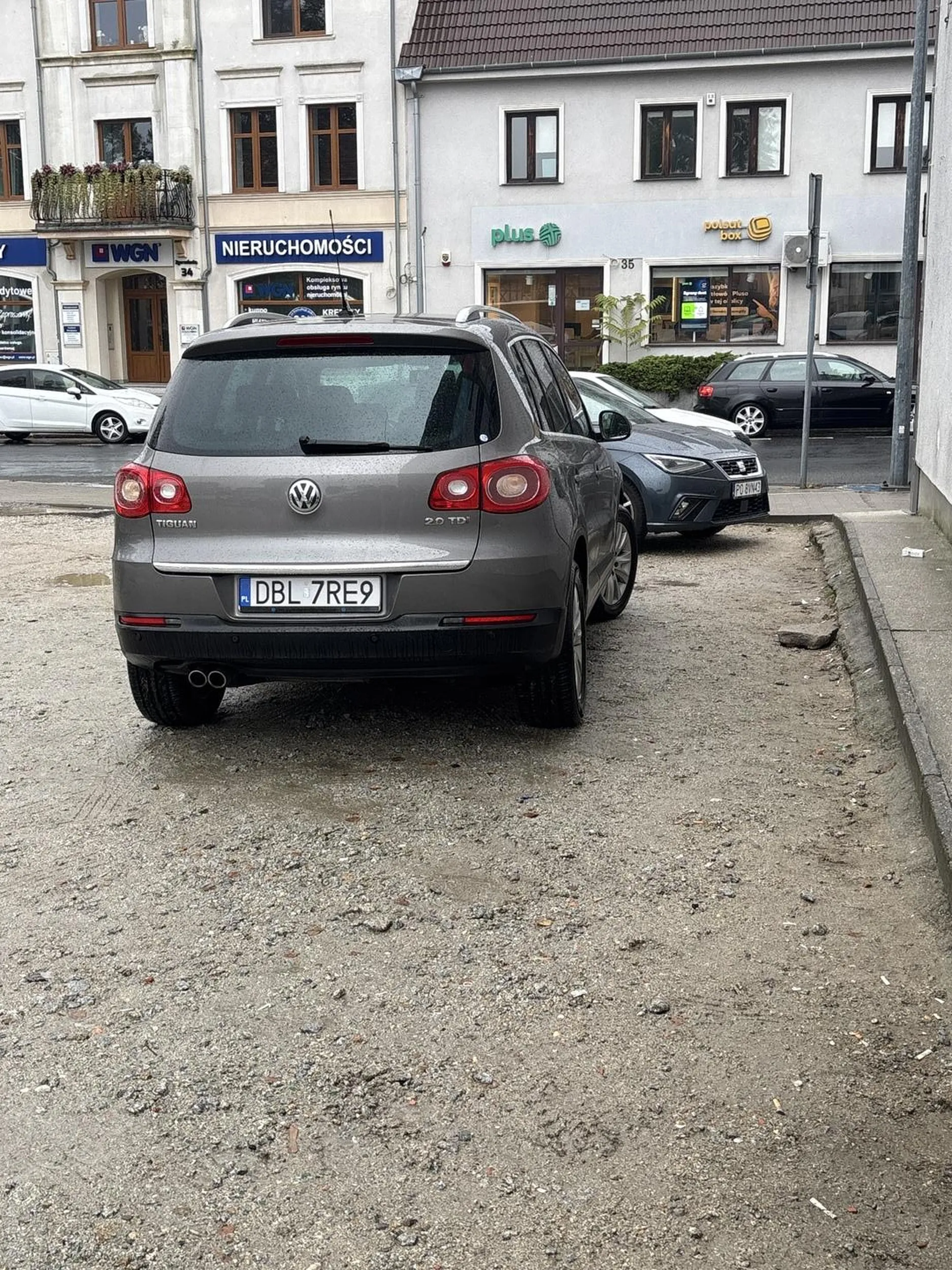 Tak parkuje się na dwa miejsca prawo jazdy w chipsach