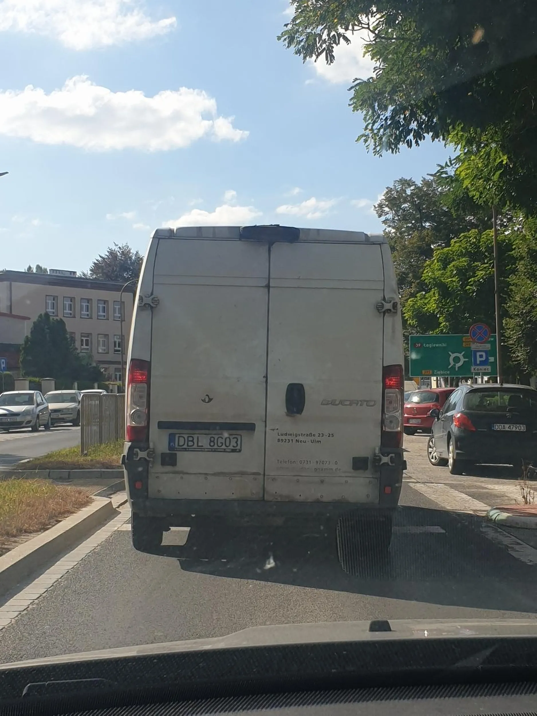 Jadę główną 90 na godzinę i wymusza wyjeżdżając z podporządkowanej