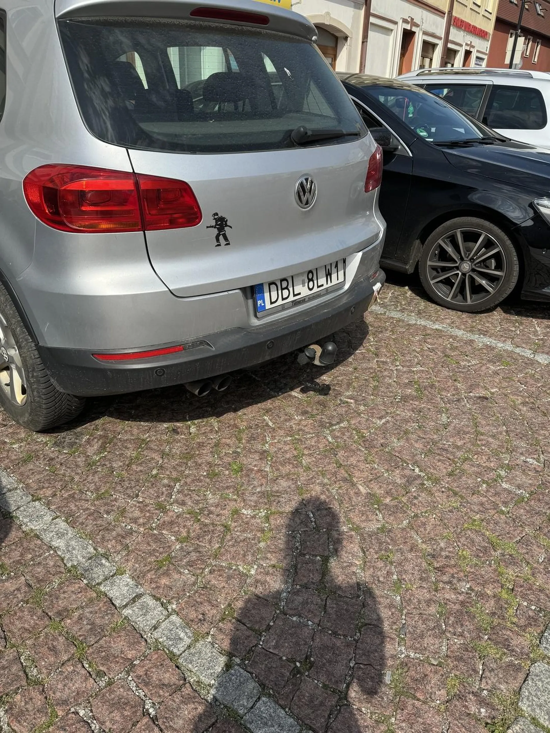 Zamiast oglądać się za babami podczas wysiadania mógłbyś uważać żeby nie jebnac drzwiami w drugie auto i nie rysować kluczami