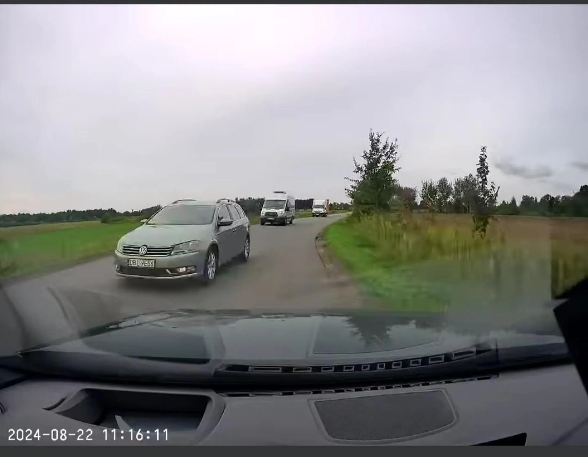 Wyprzedzanie na zakręcie, kierowca jadący z naprzeciwka ledwo wyhamował. Najgorszy kierowca...