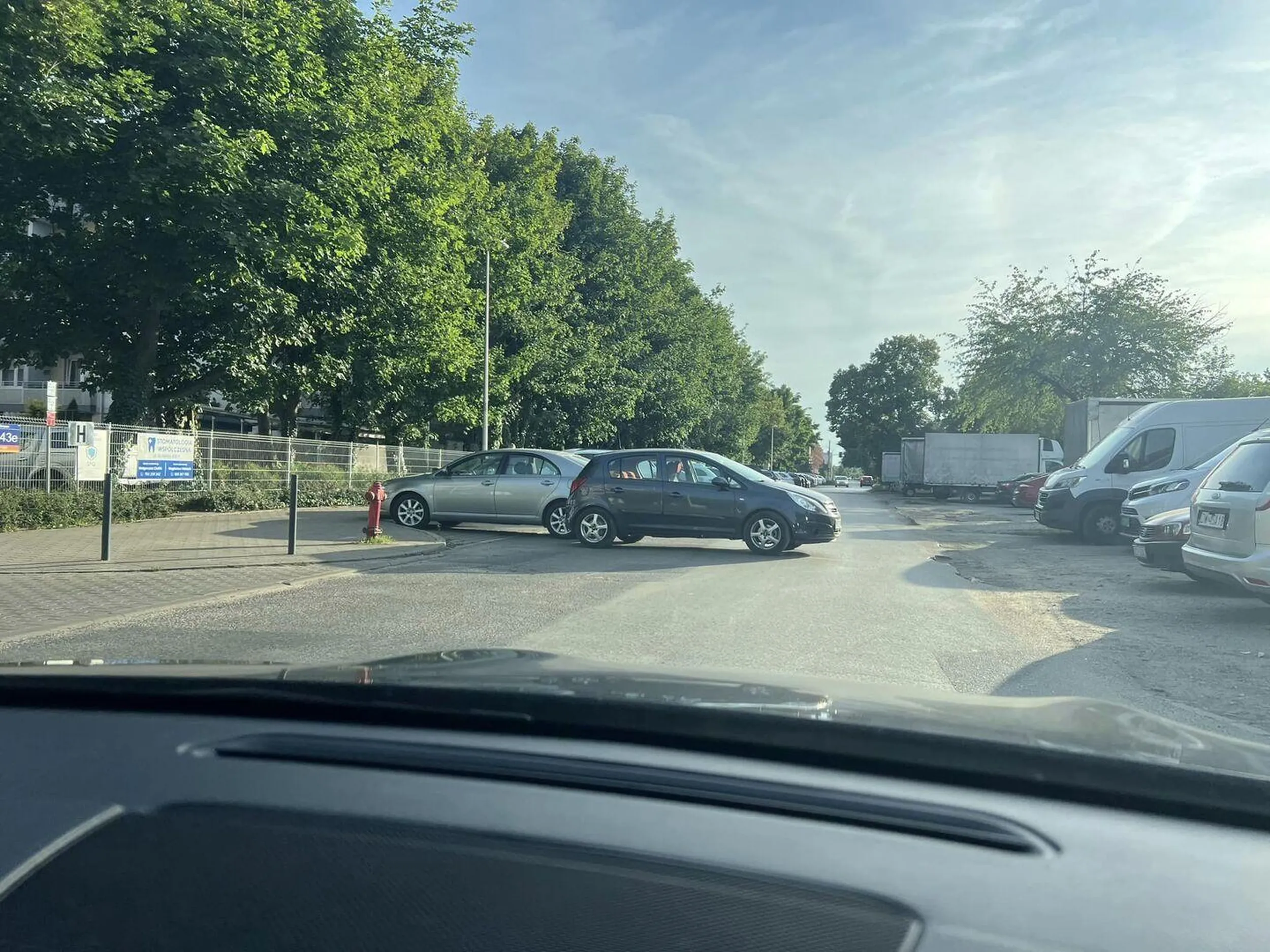 Mistrz parkowania, auto wystaje w połowie na drogę na której ledwo mieszczą się dwa auta. Drugi w Oplu co nie używa hamulca ręcznego nie lepszy. Polska w pigułce.