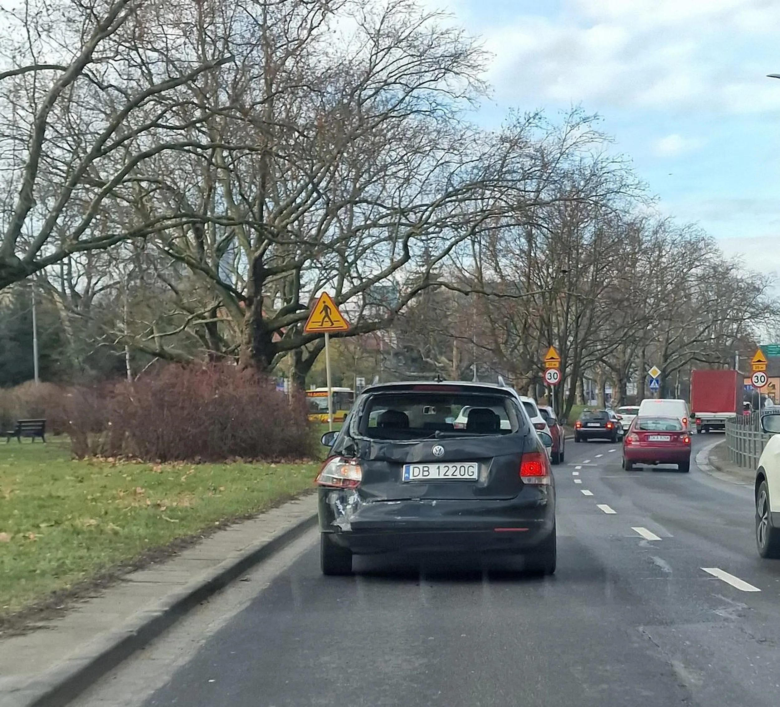 Auto po kolizji mlody kierowca nawet nie ragowal na innych kierowcow żeby tak nie jechał bo zagraża w innym uczestnikom ruchu drogowego