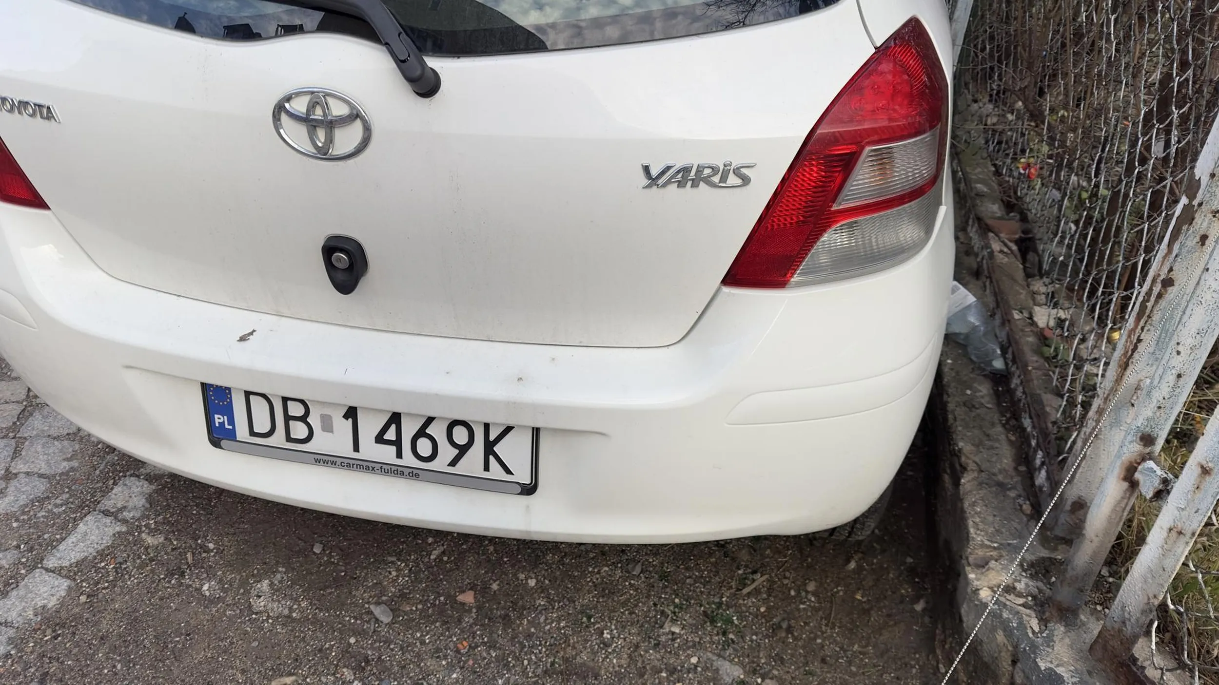 Pani niezła cwaniara. Przerysowała mi auto - na szybko zrobiła zaprawkę i stawiała przy płocie żeby nie zauważyć. Zapomniała tylko że moje auto stało pod kamerą