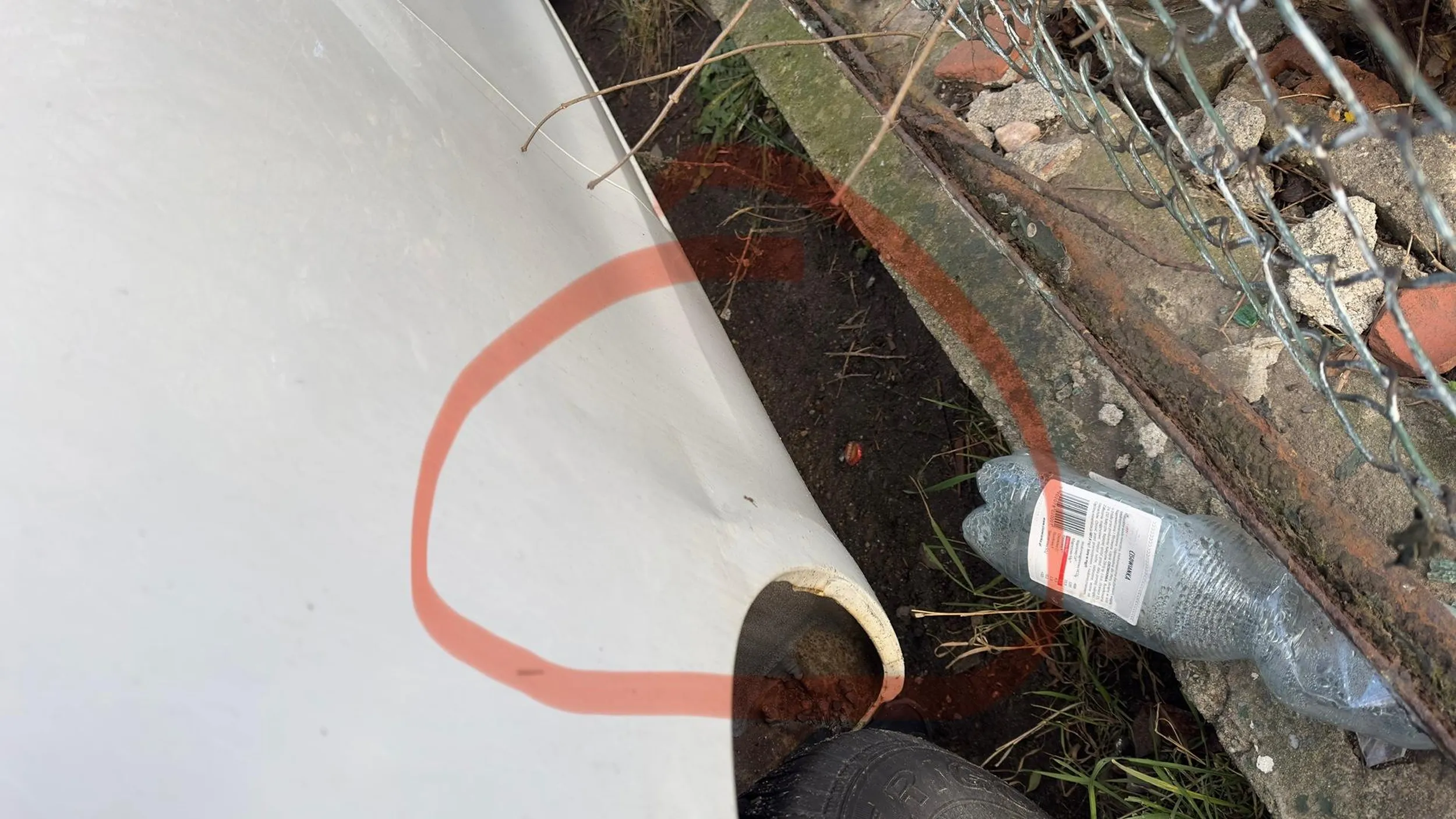 Pani niezła cwaniara. Przerysowała mi auto - na szybko zrobiła zaprawkę i stawiała przy płocie żeby nie zauważyć. Zapomniała tylko że moje auto stało pod kamerą