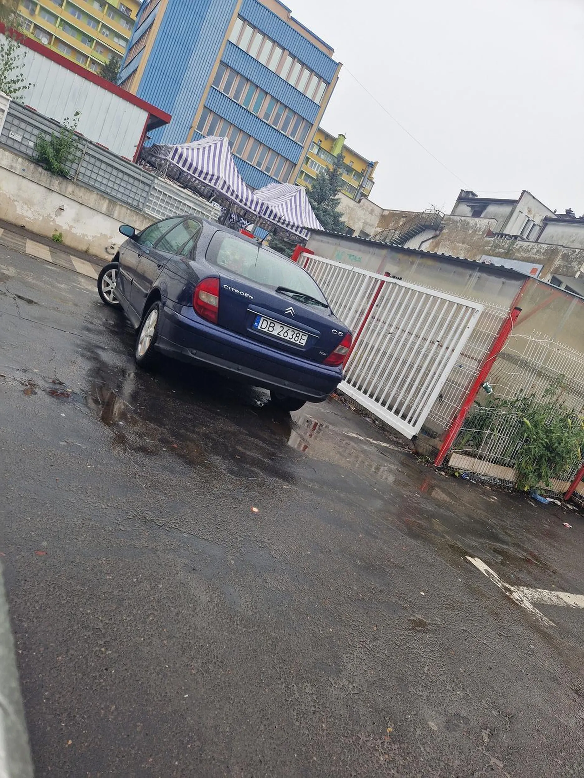 Parkujesz chłopie jak niedołężny, masz pół parkingu wolnego to nie lepiej zastawić innych. Nie pozdrawiam