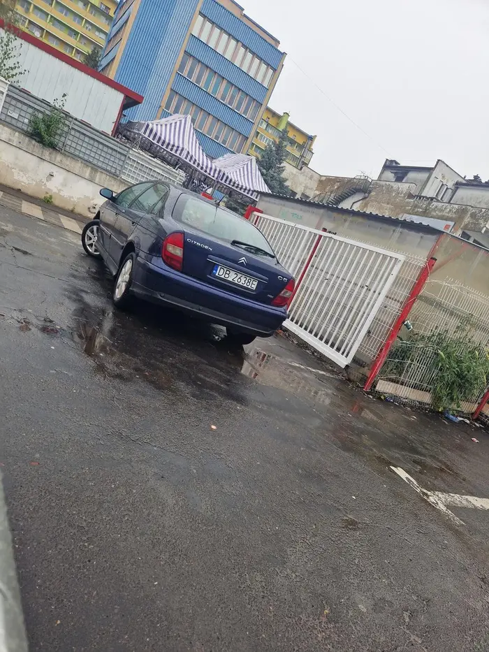 Parkujesz chłopie jak niedołężny, masz pół parkingu wolnego to nie lepiej zastawić innych. Nie pozdrawiam