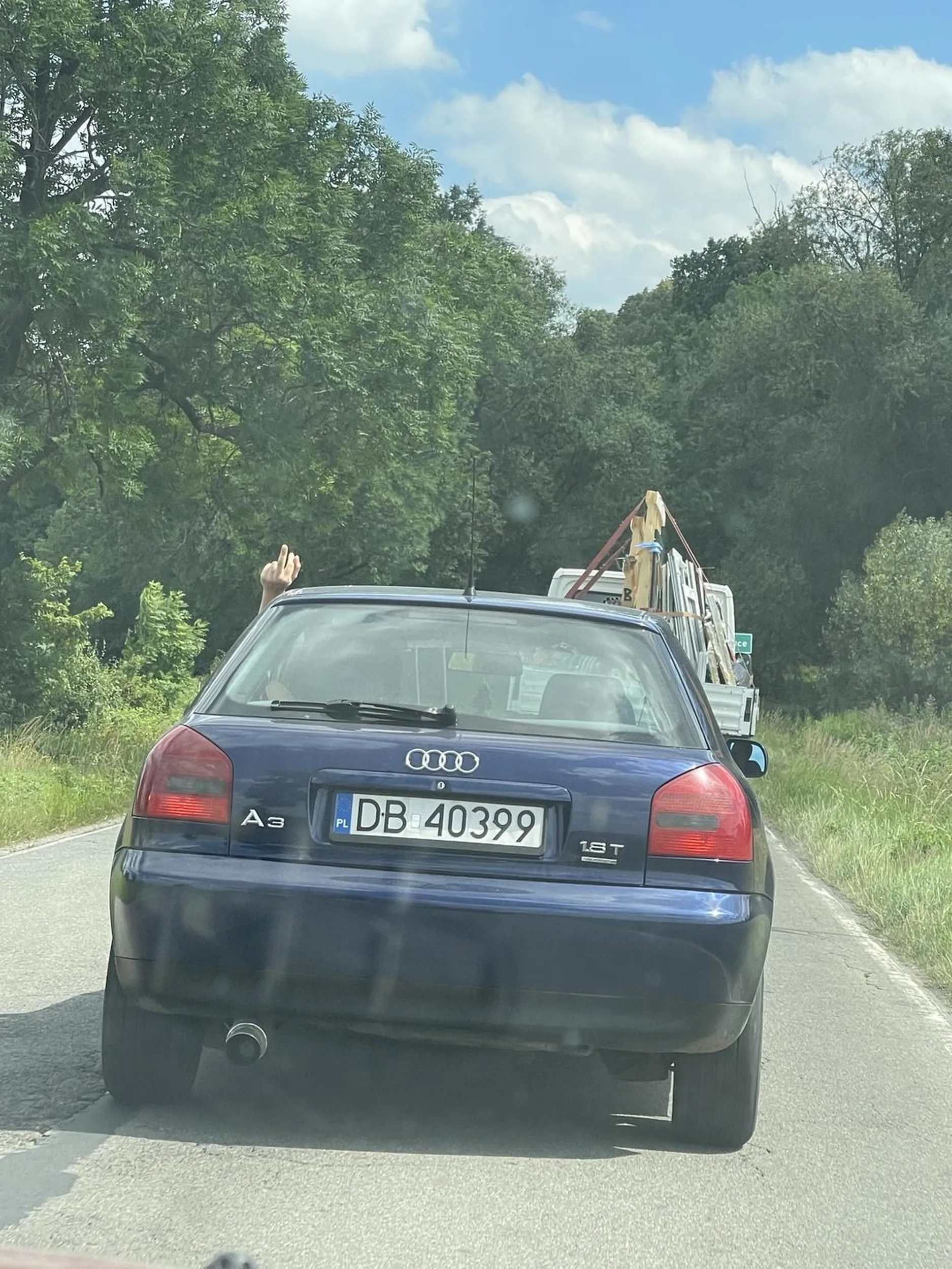 Nie polecam audziarza. Wymusza, po czym zaczepia porządnych ludzi na drodze