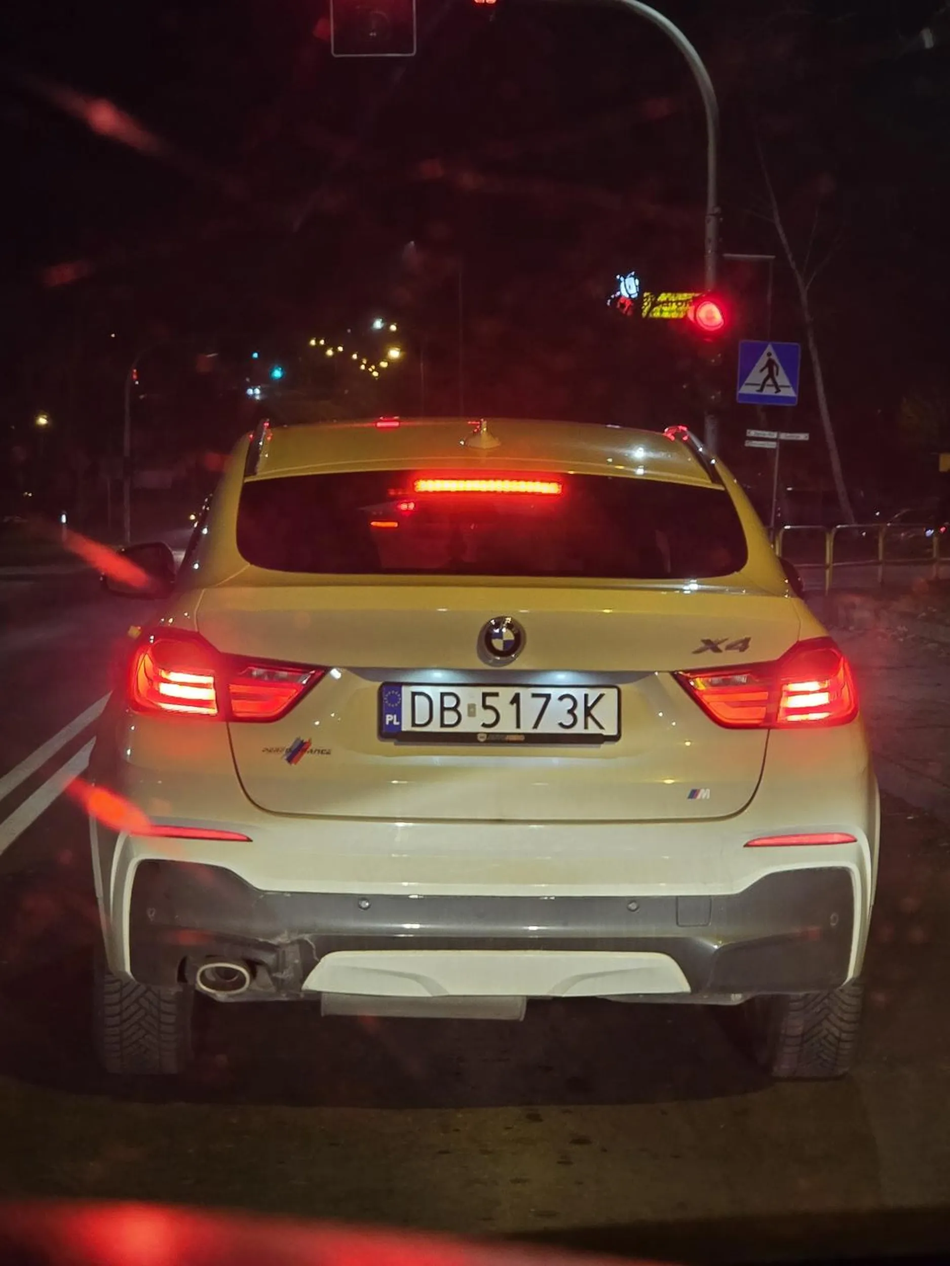 Typ na chama się wpierdala przy wyprzedzaniu na trzeciego, zajezdza droge, typowy pet z bmw.