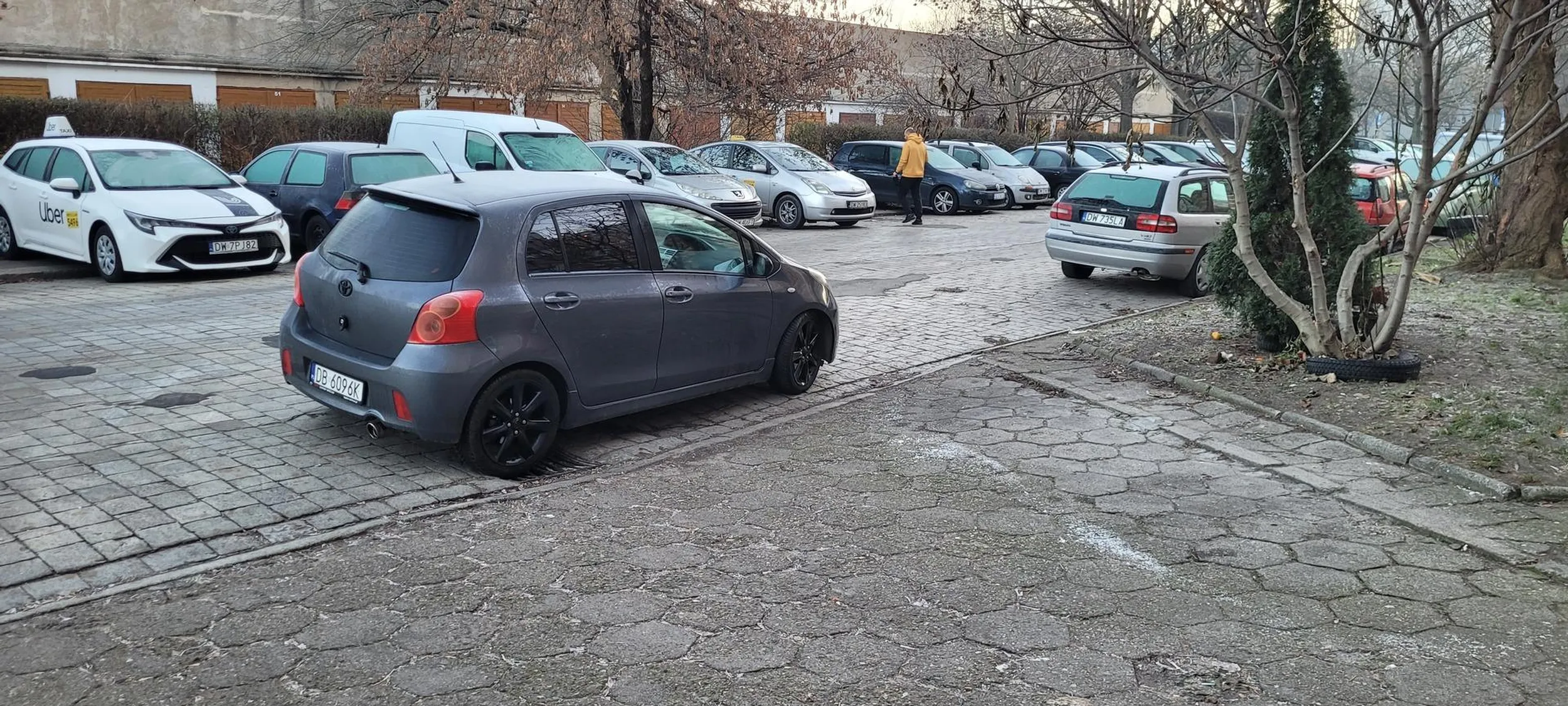 Zablokowany wyjazd. Karetka czy śmieciarka nie ma szans przejechać.