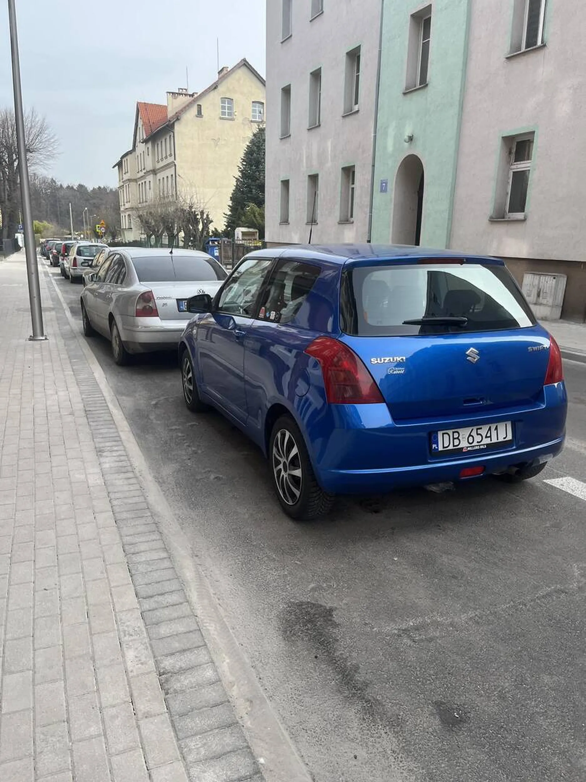 Jakiś rudy śmieć przekraczający  prędkość w terenie zabudowanym, strzela ze sprzęgła. Popisuje się swoją rudą banią w niebieskim samochodzie. Nie pozdrawaim