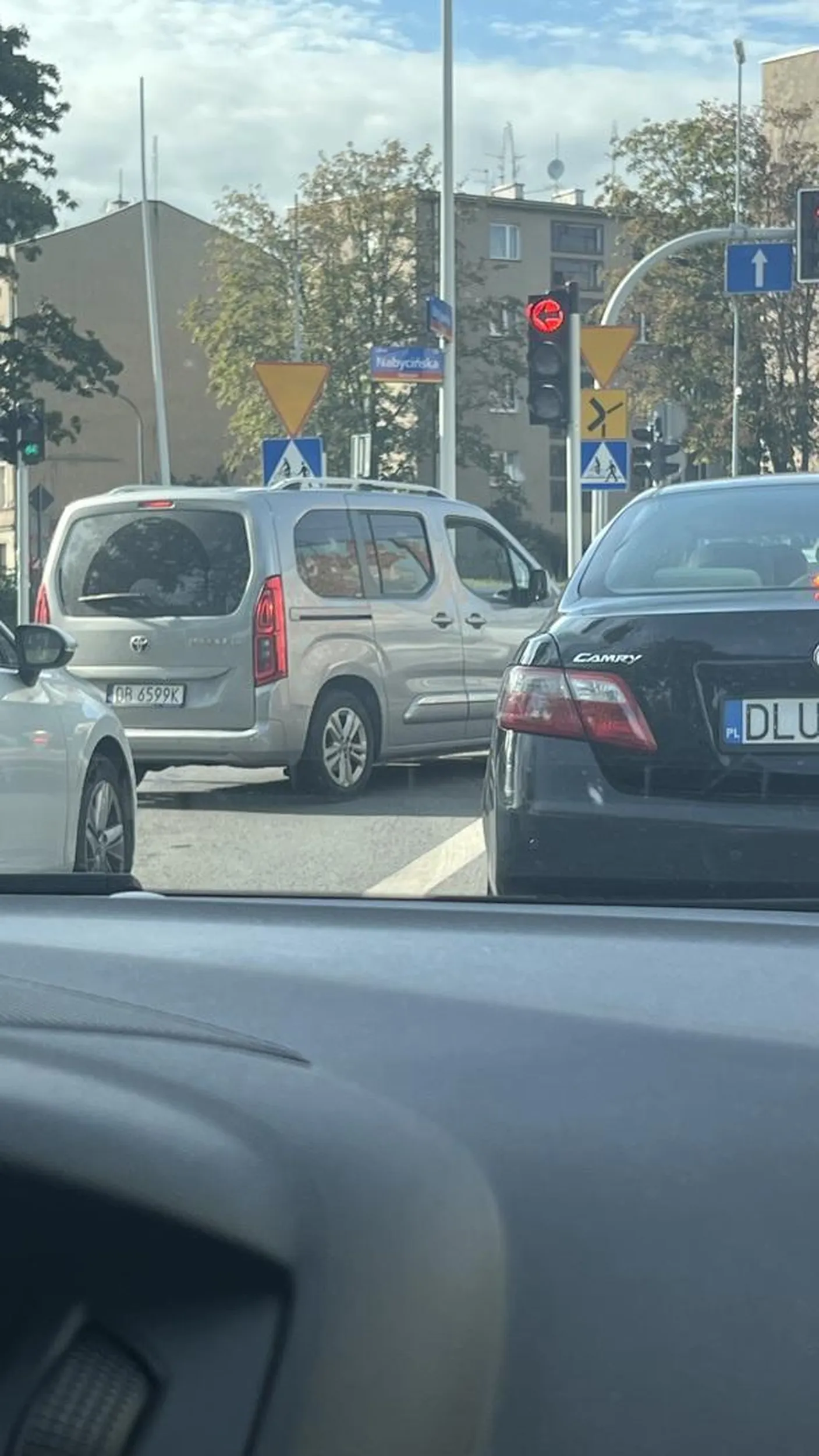 Kierowca notorycznie przypomina sobie o zmianie pasa w ostatniej chwili na swiatlach powodujac zagrozenie i prawie uderzajac w pojazd stojacy juz na danym pasie