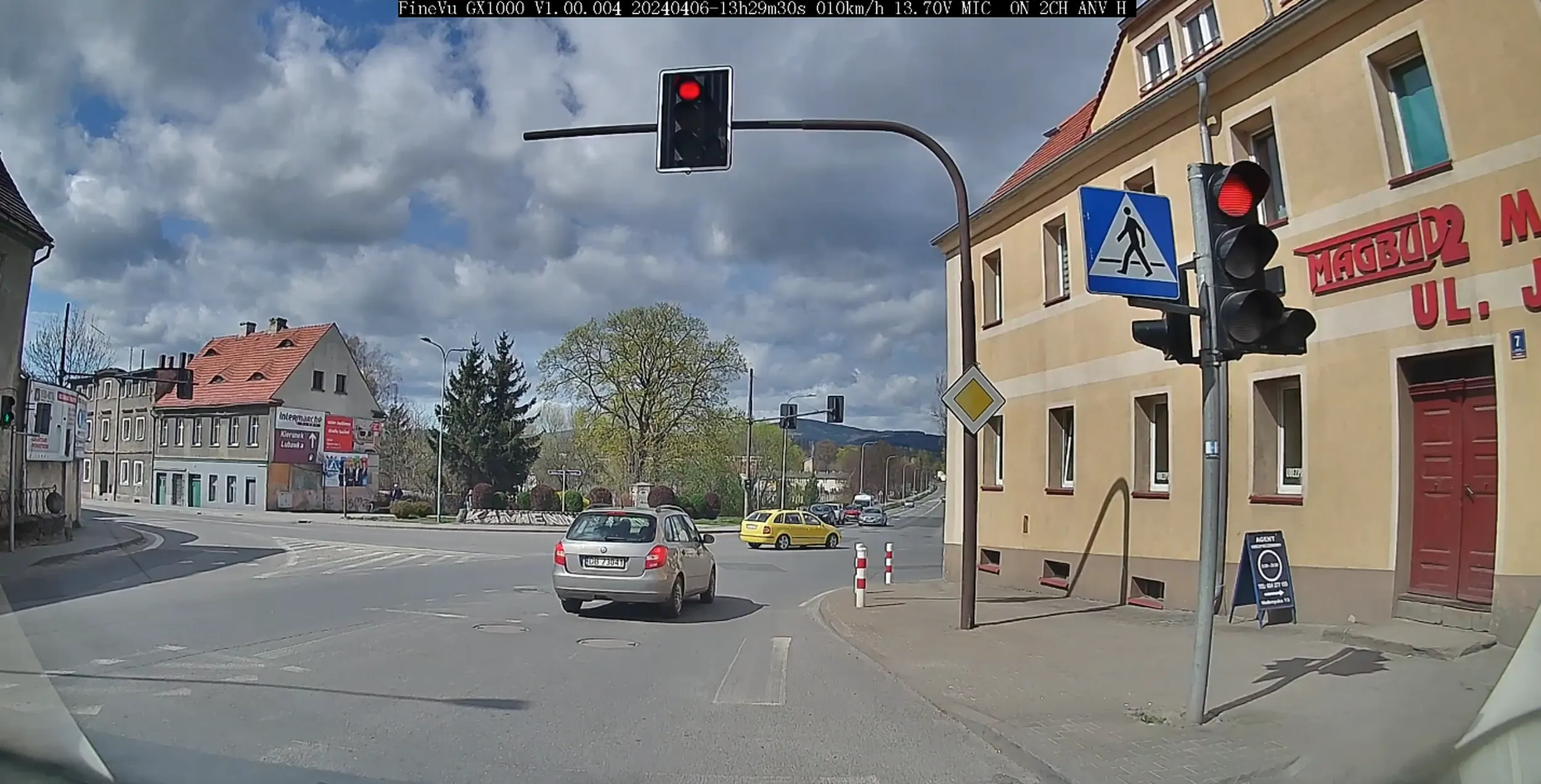 A tak sobie stał, no bo wiecie jak to jest, po zielonym jest od razu czerwone, no i Pana zaskoczyło.