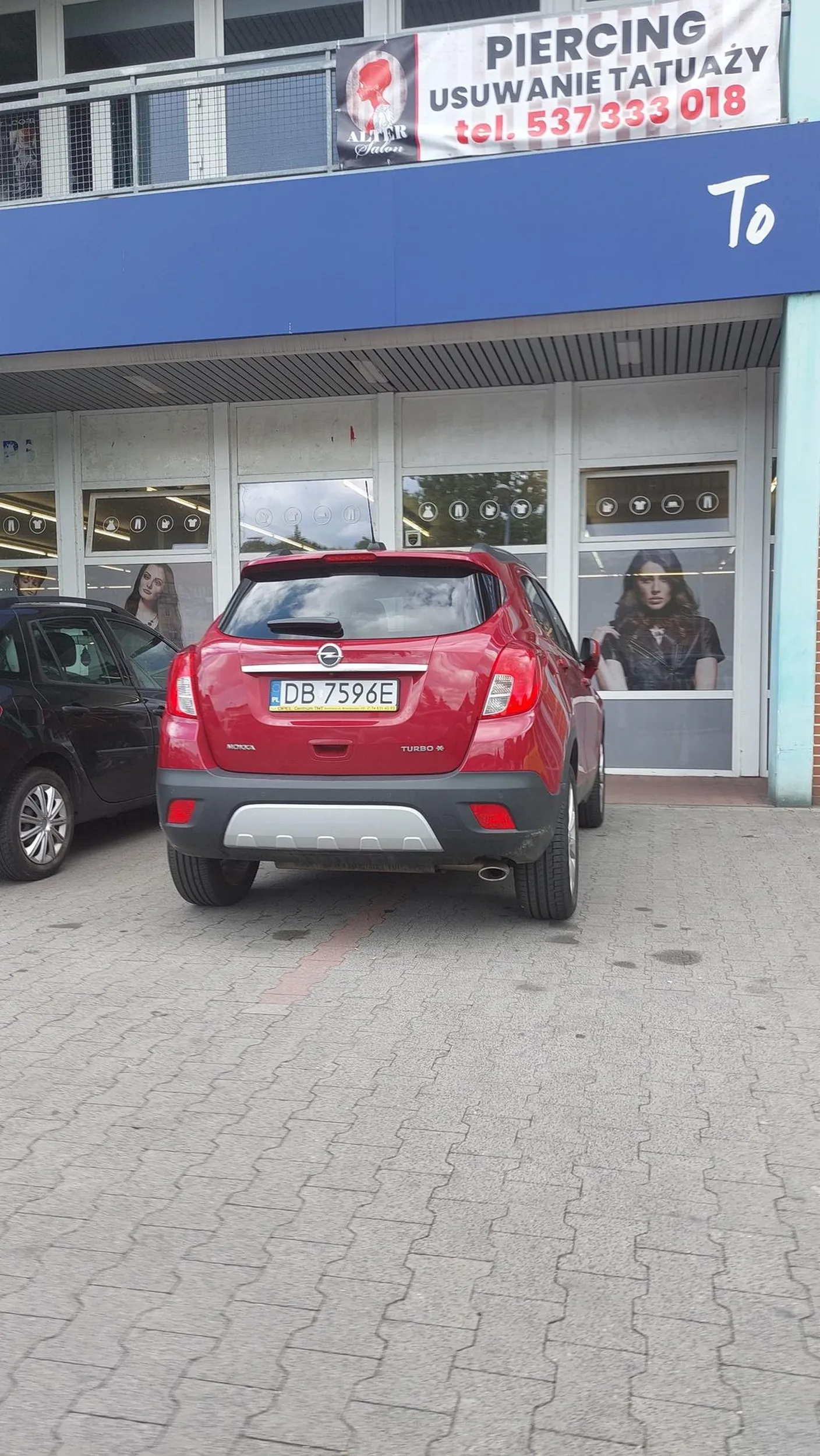 tak na przyszlosc parkuje sie miedzy liniami a nie na liniach ?