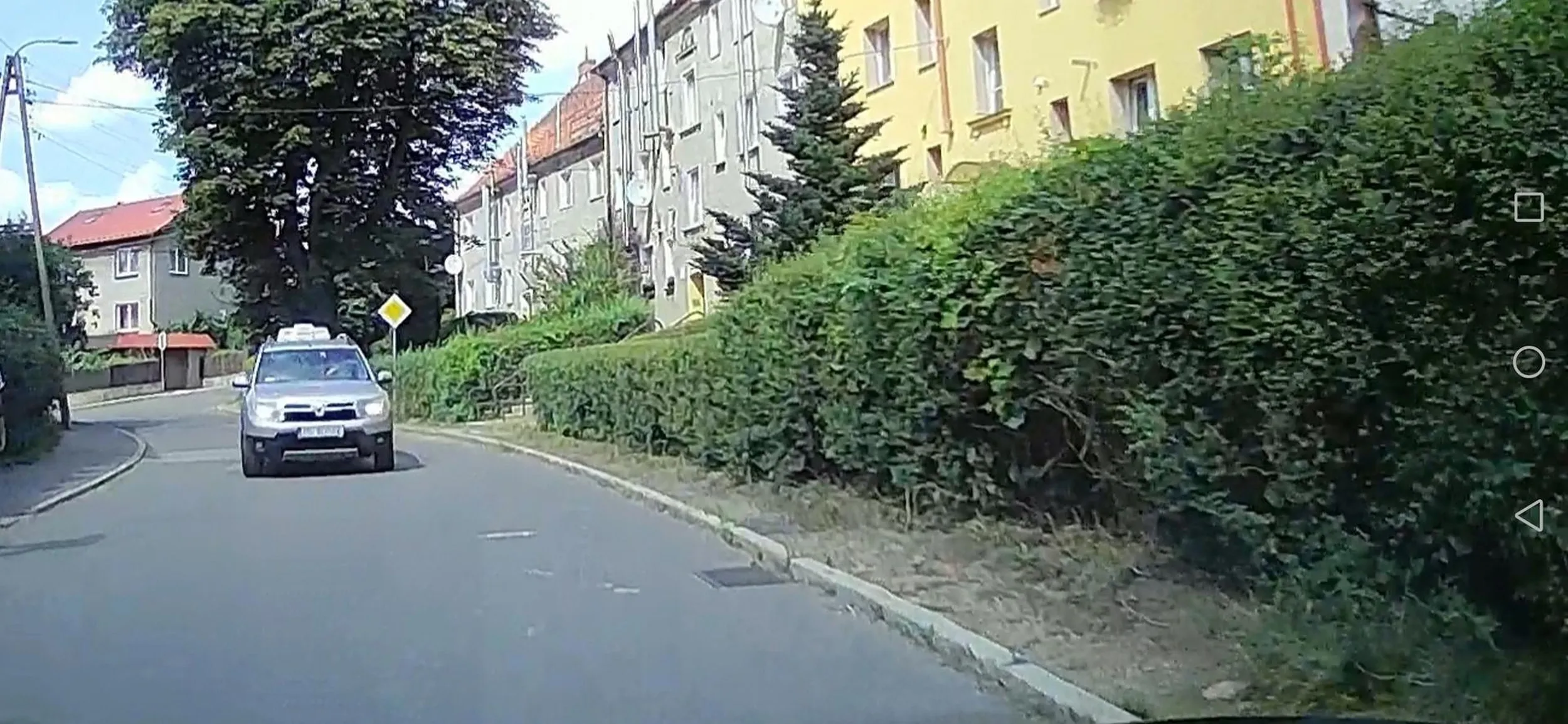 Osoba płci żeńskiej, rozmawiając przez telefon jadąca na czołówkę. Stworzyła zagrożenie życia dla mnie i pasażera i uciekła. Gdybym nie wyhamował i nie trąbił byłby dzwoń. Auto z korpo taryfiarskiej.