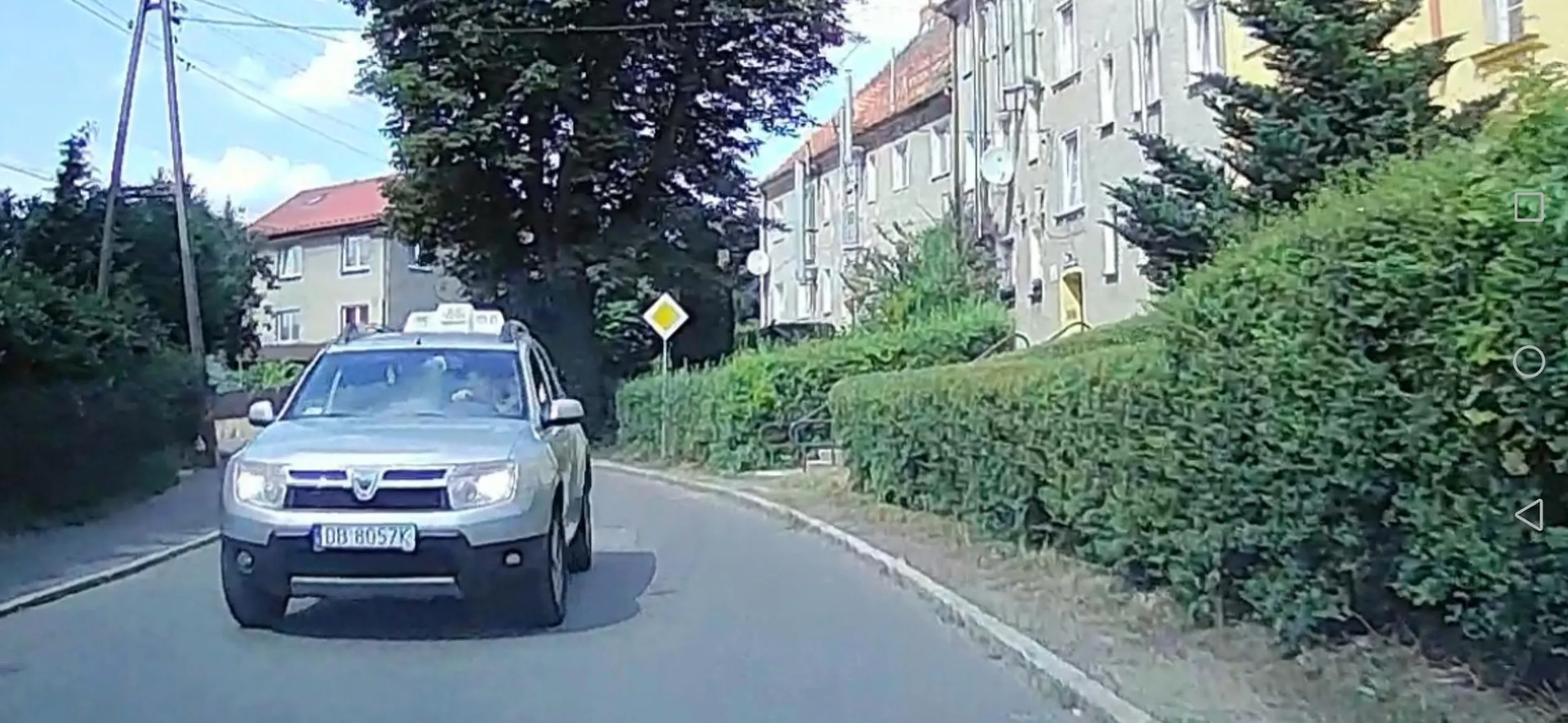 Osoba płci żeńskiej, rozmawiając przez telefon jadąca na czołówkę. Stworzyła zagrożenie życia dla mnie i pasażera i uciekła. Gdybym nie wyhamował i nie trąbił byłby dzwoń. Auto z korpo taryfiarskiej.