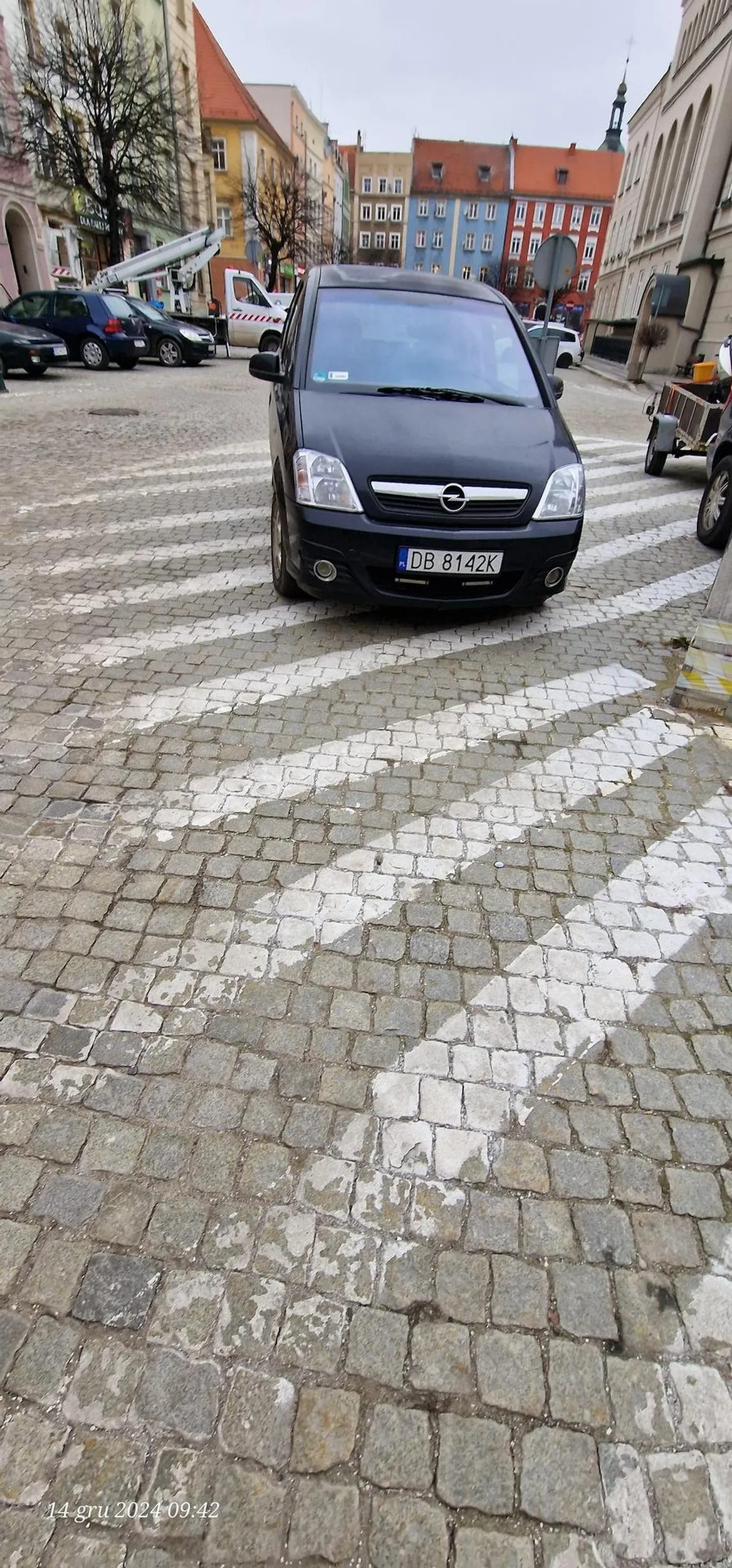 Okulista jest niedaleko - polecam się wybrać, skoro nie widzisz tylu linii - to nie miejsca parkingowe