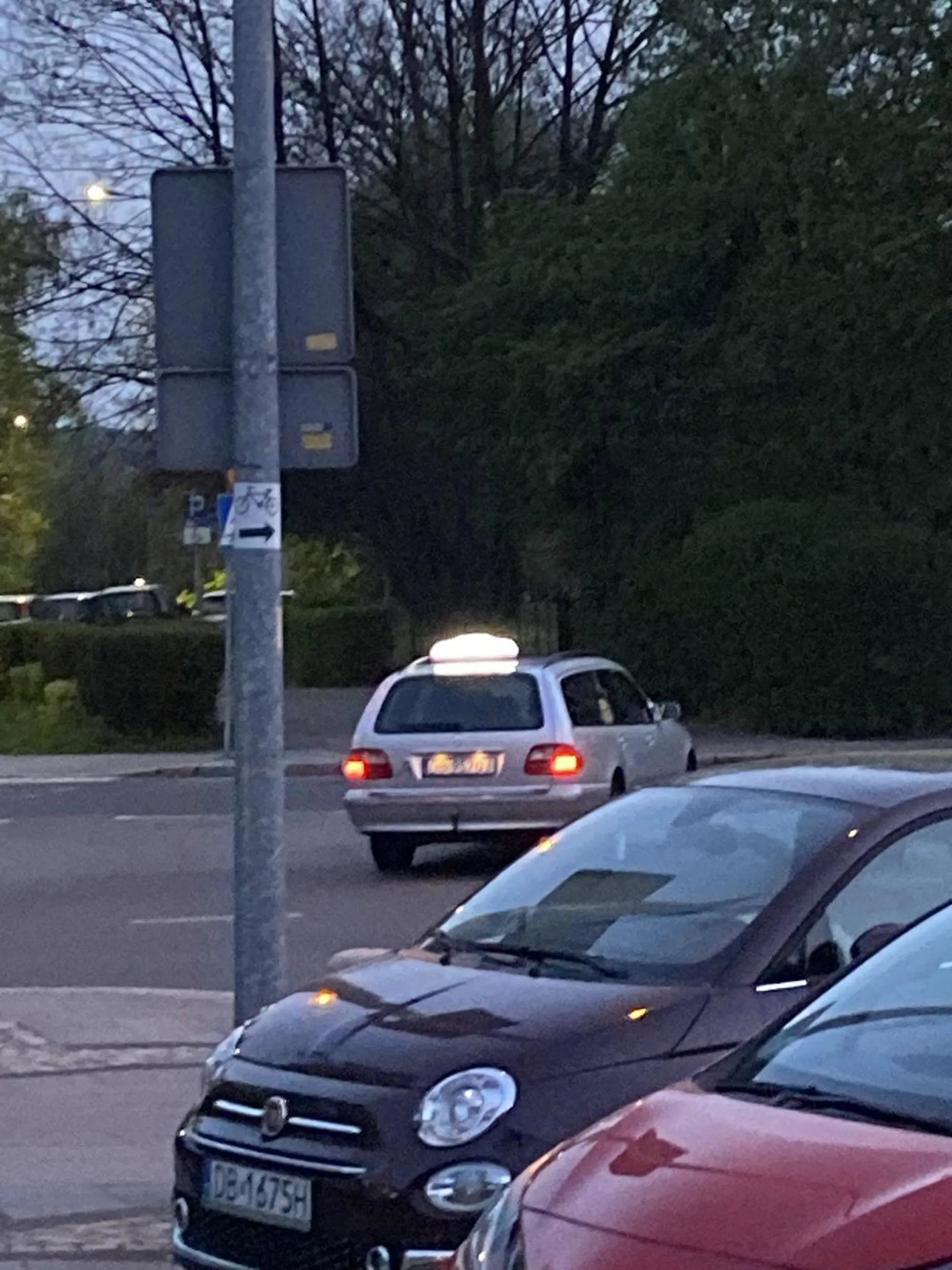 Stanie na środku przejazdu koło barmana. Bardzo dziwne zachowanie nawet został zgaszony silnik. Taksówkarze za dużo sobie pozwalają