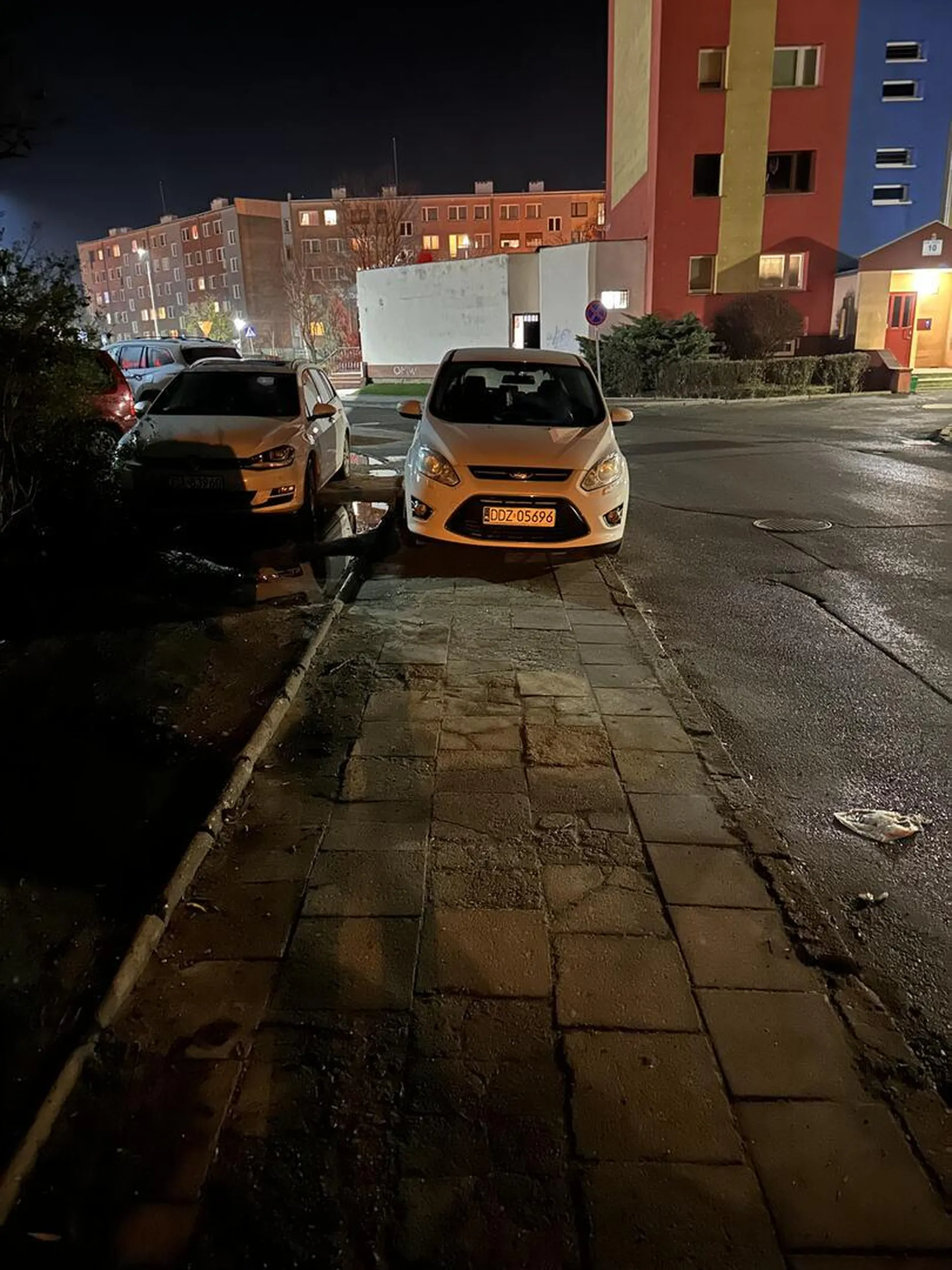 Jeździ i parkuje jak łoś. Egoista na drodze!