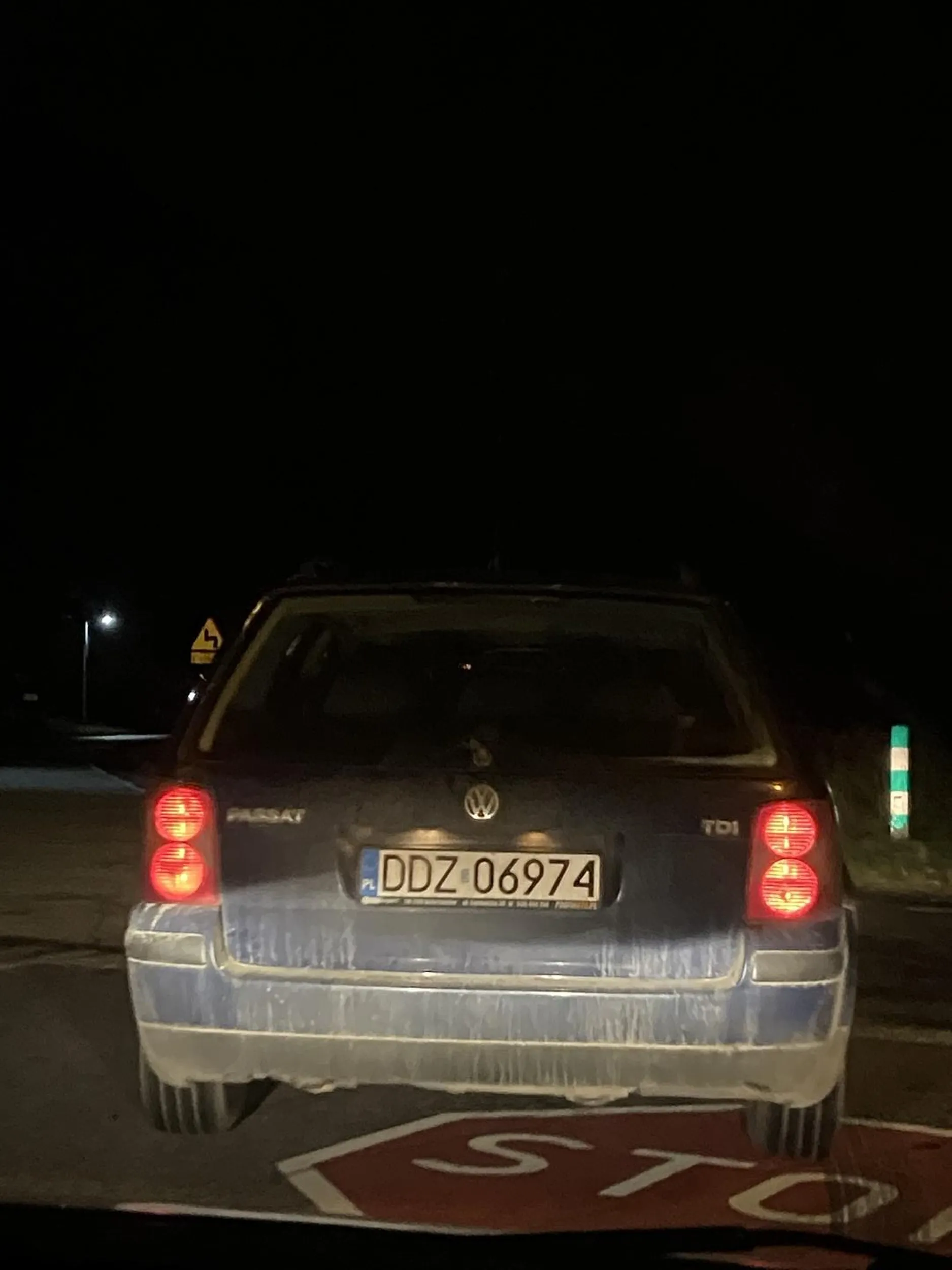 Kierowca hamuje na prostej drodze co chwilę i zjeżdża z drogi na pobocze. No tragedia…