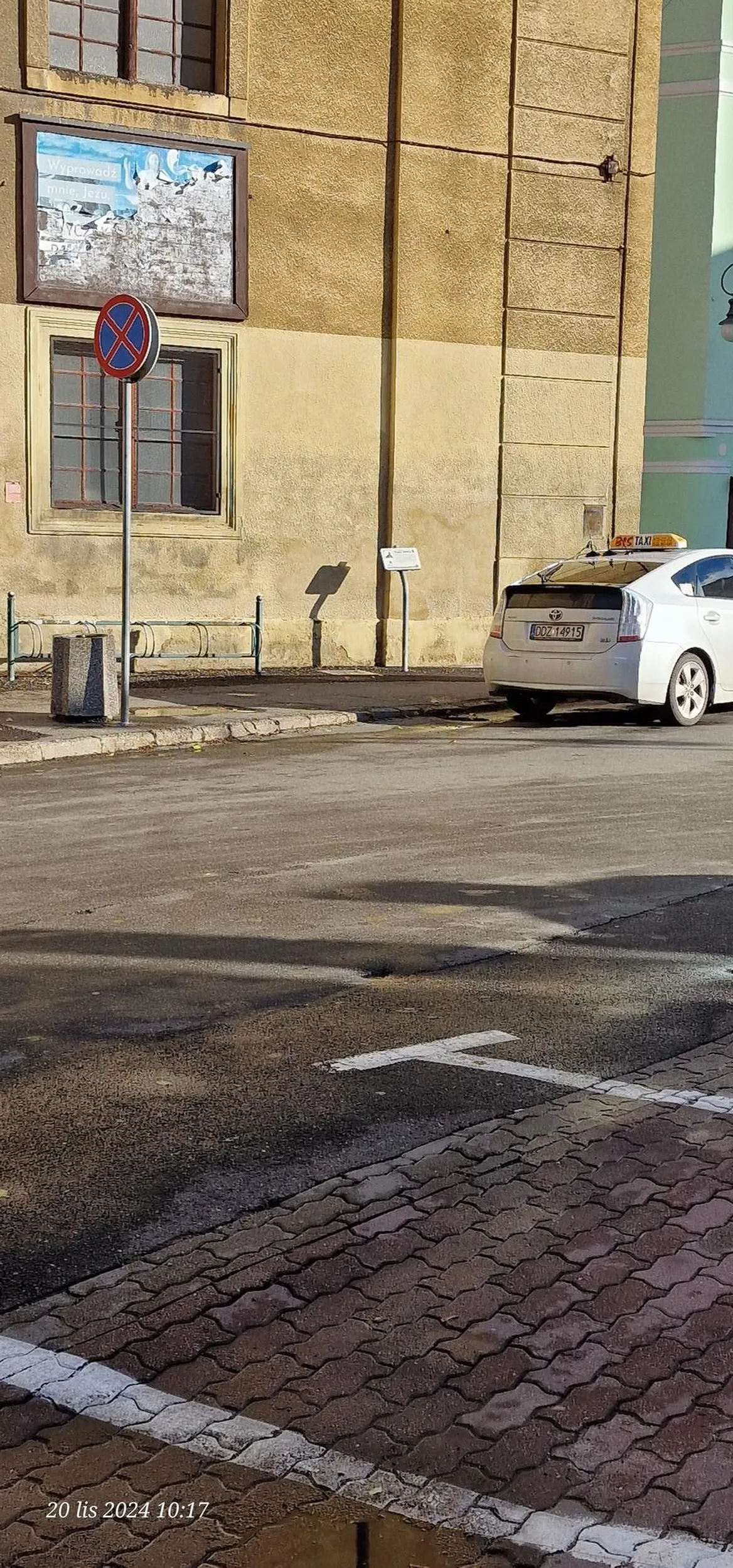 Ślepy taksówkarz..  nie ma to jak się zatrzymać za zakazem i utrudniać przejazd innym