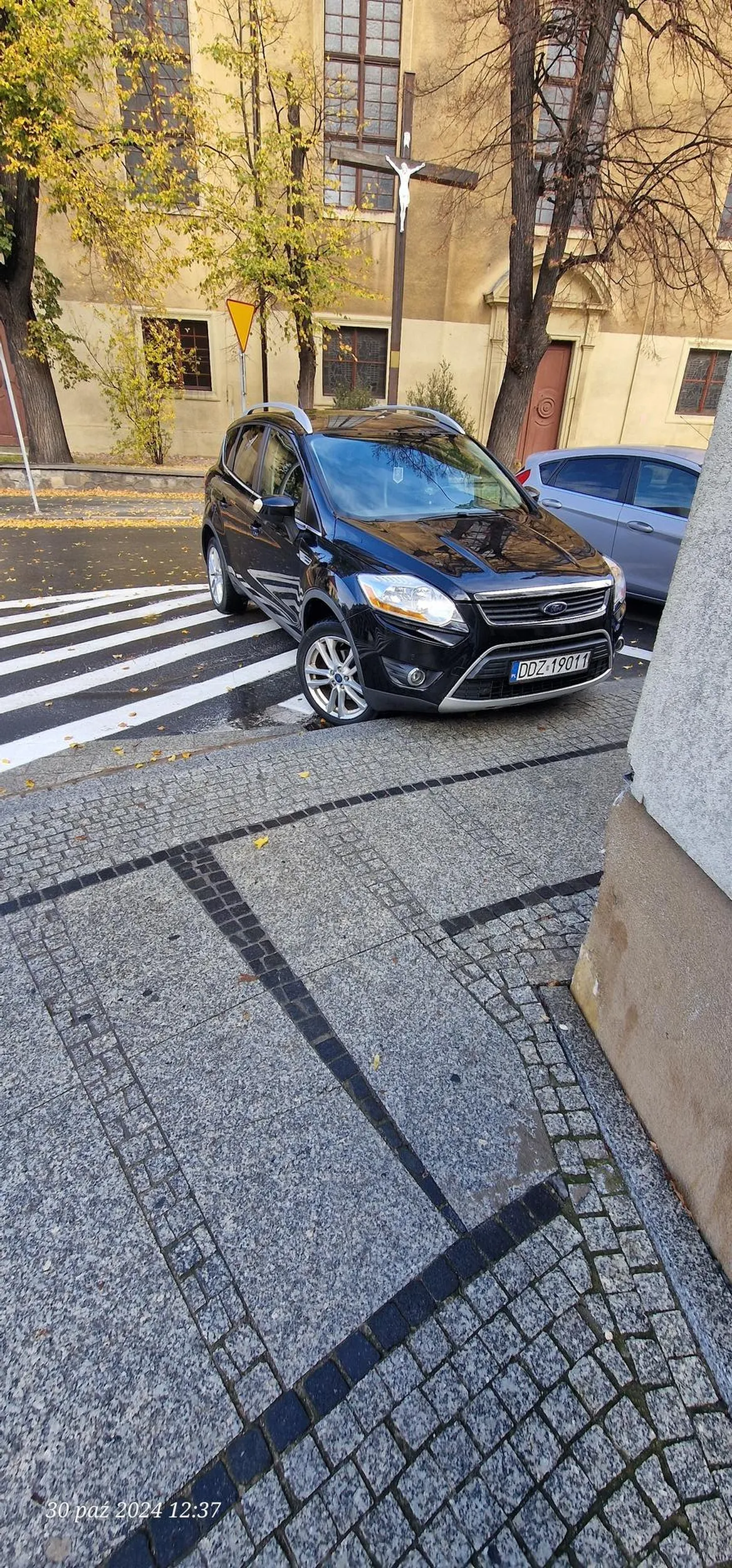 Miszcz parkowania.. To jest obszar wyłączony z ruchu (jak i postoju) a nie miejsce do parkowania, nawet na chwilę.. Naucz się przepisów!