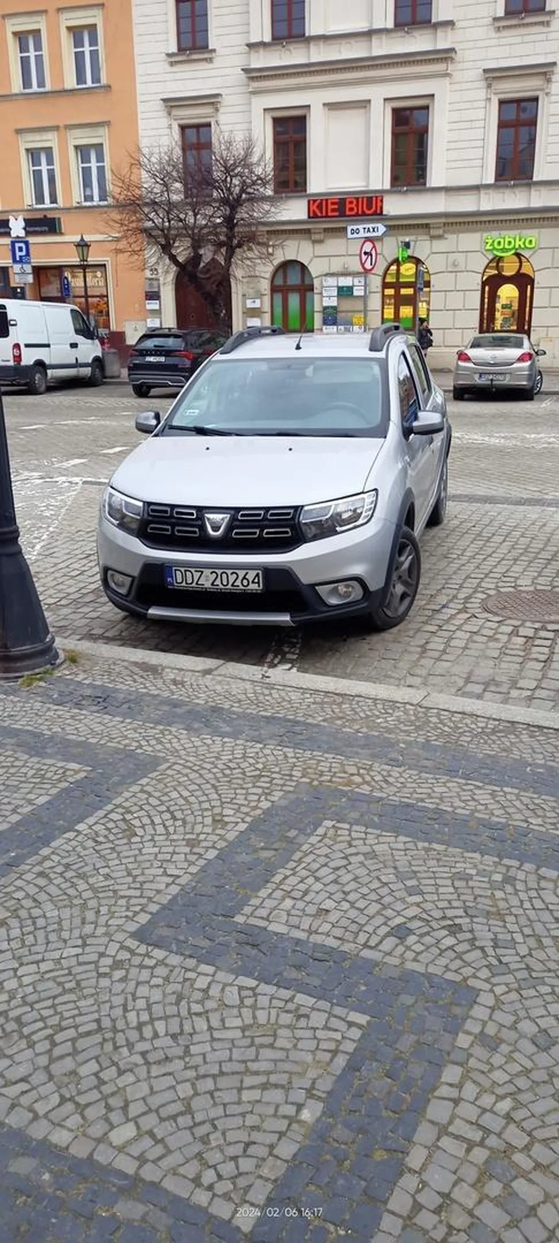 Jakim trzeba być imbecylem żeby tak zaparkować!!! Ale w końcu Dacia, marka zobowiązuje.