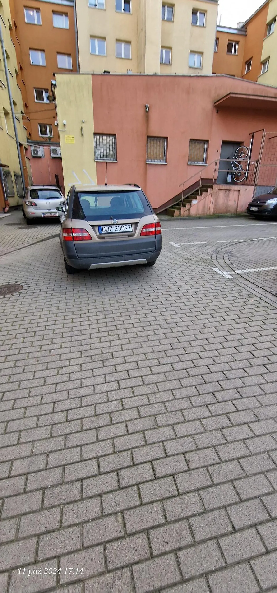 Kto Ci dal prawko ? Nie widzisz linii w których się parkuje?  Bo po co stanąć jak człowiek jak można zablokować 3 miejsca parkingowe... Oddaj prawko albo naucz się kultury, bo ewidentnie z domu jej nie wyniosłeś