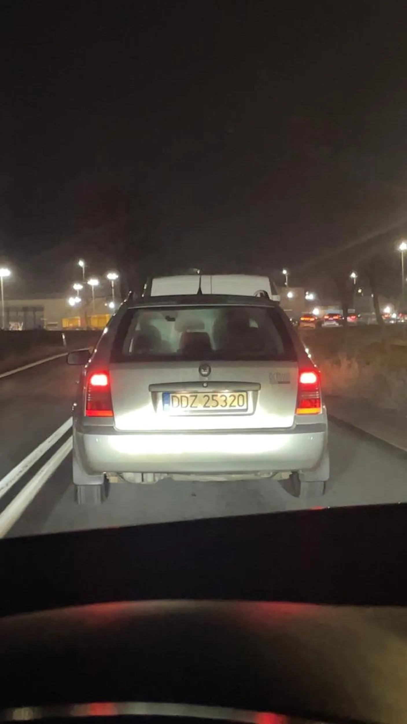 Jak ktoś cię wpuszcza pomimo tego że nie musi miło by było machnąć ręką lub mrugnąć światłami w ramach podziękowania.