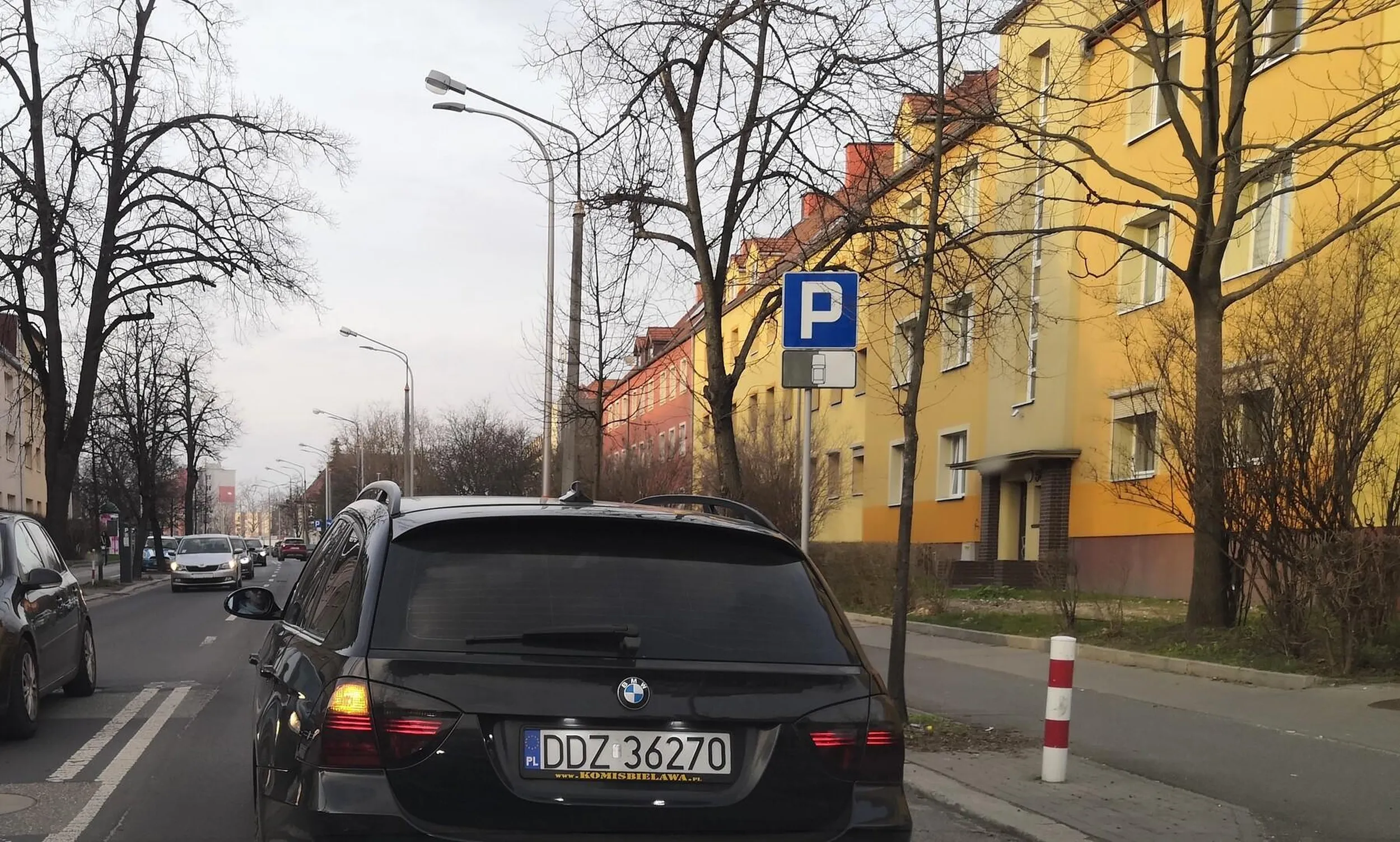 Prymityw z BMW wpierdziela się nagle z chodnika tuż przed maskę, po czym od razu hamuje, bo zamierza skręcić w lewo na podwójnej ciągłej. Wystawia ryj z okna, pokazuje faka i coś krzyczy o wpuszczaniu go, bo przecież było miejsce i wcale nie zmusił nikogo do ostrego hamowania.