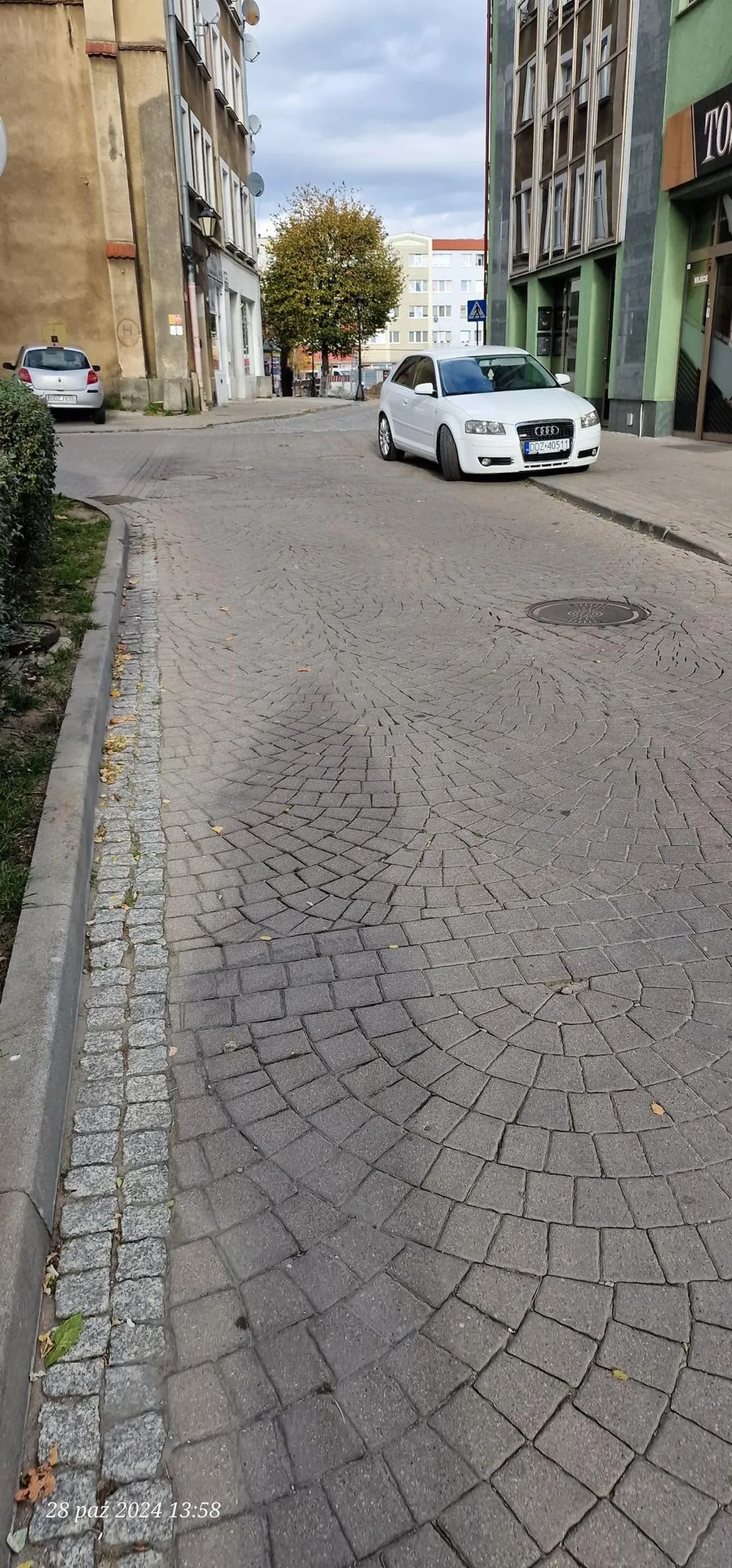 Brawo za inteligyncje (nawet tak pisana), której nie masz. Szkoda, że nie staneles na środku skrzyżowania (na drodze) albo nie wjechałeś całym autem do baru ty buraku..