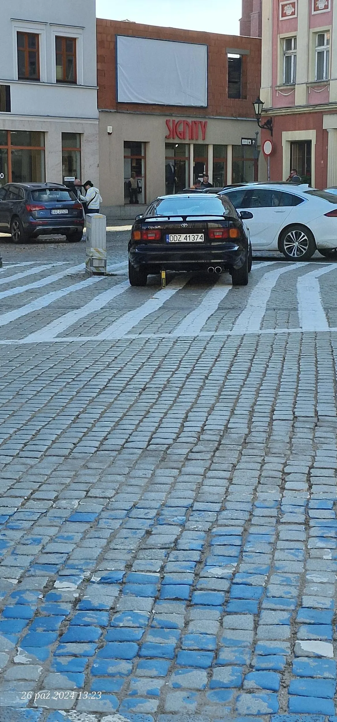 Kierowca również jest ślepy, bo nie widzi obszaru wyłączonego z ruchu, i to nie linii na 1 m tylko calego obszaru..