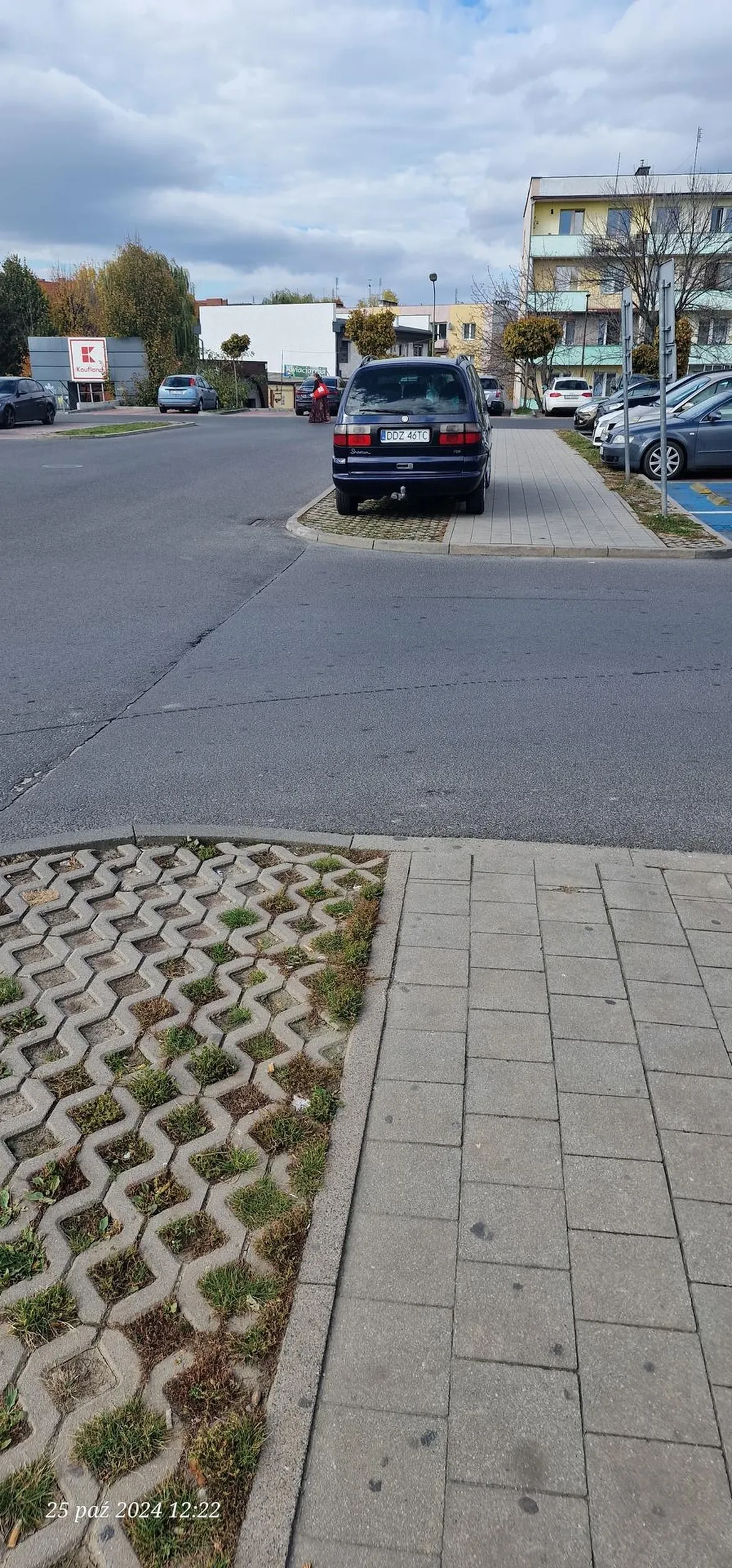 15 wolnych miejsc parkingowych w najbliższych 3 alejkach, ale Panisko musiało stanąć jak święta krowa i blokować widoczność..