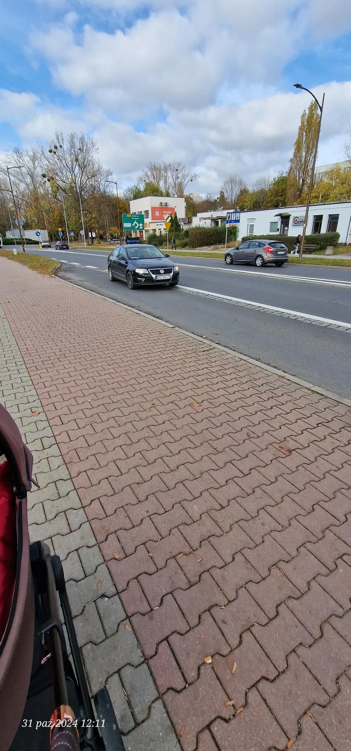 Nie ma to jak zablokować pas ruchu i zawracać na raty 2m za przejściem dla pieszych i po terenie wyłączonym z ruchu.. naucz się jeździć