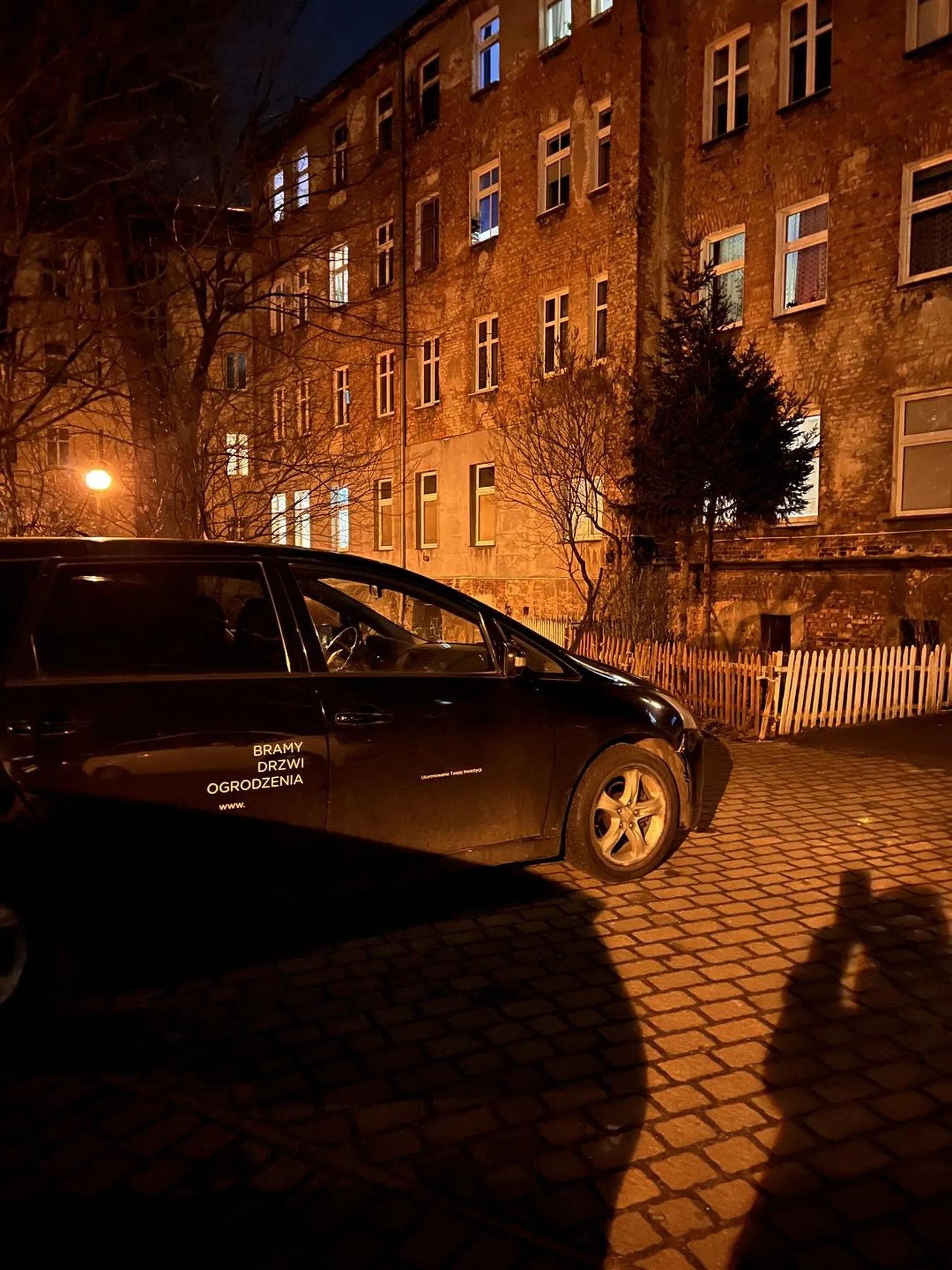 Naucz się parkować i nie zastawiaj więcej dróg