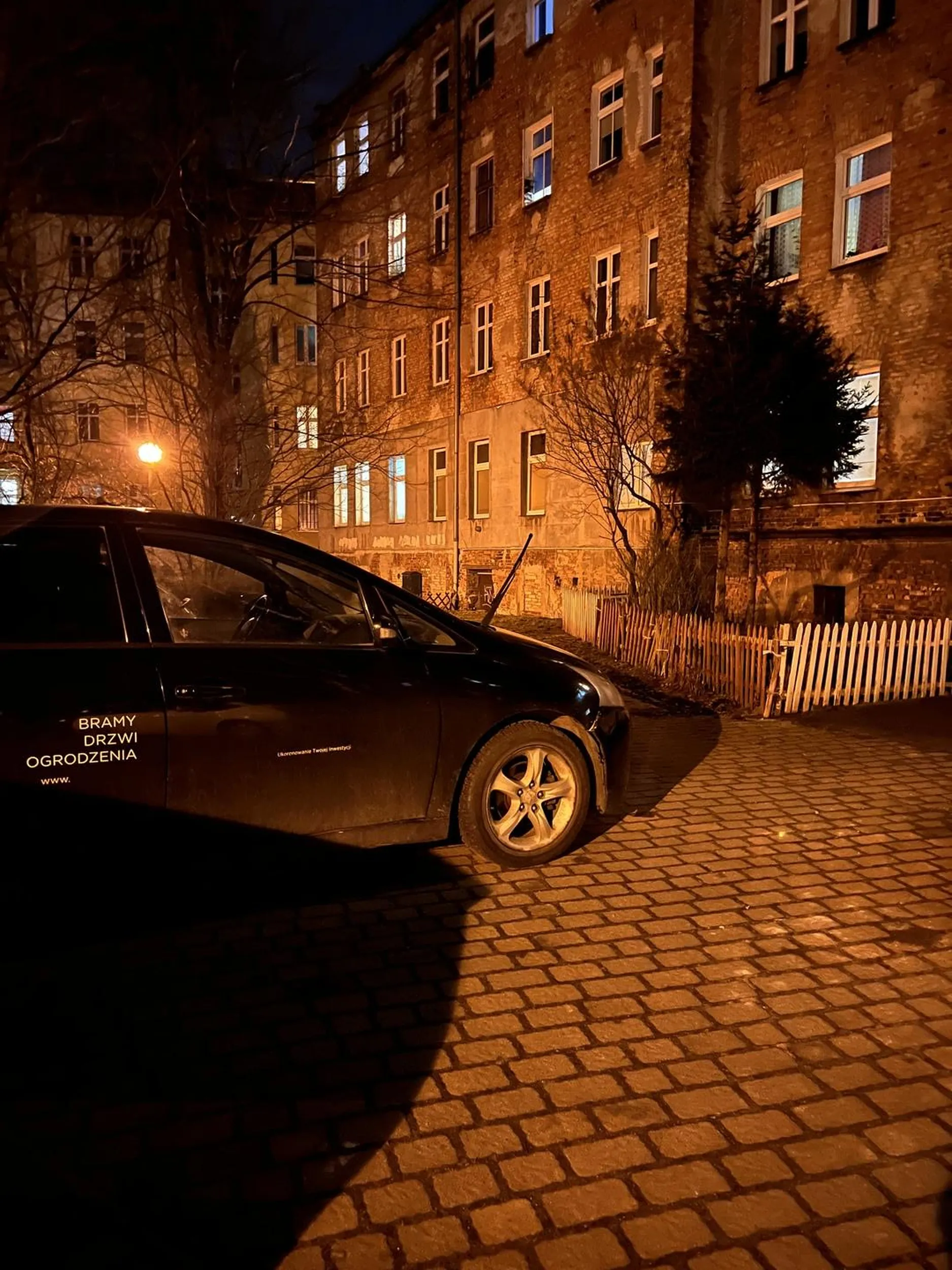 Naucz się parkować i nie zastawiaj więcej dróg